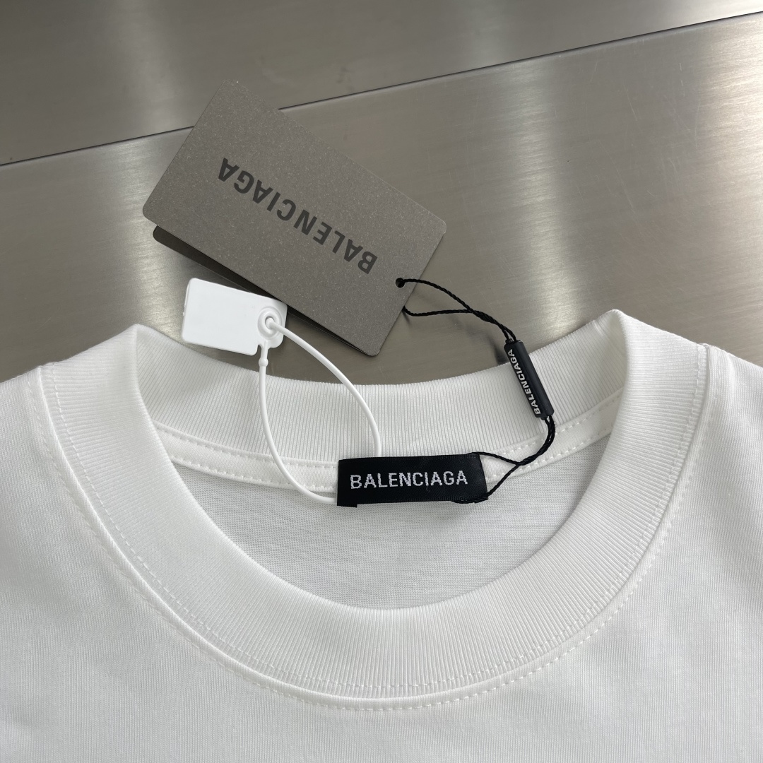 

-Balenciag  2025春夏季新款字母logo硅胶发泡印花图案棉质面料短袖
非常简约大气的一