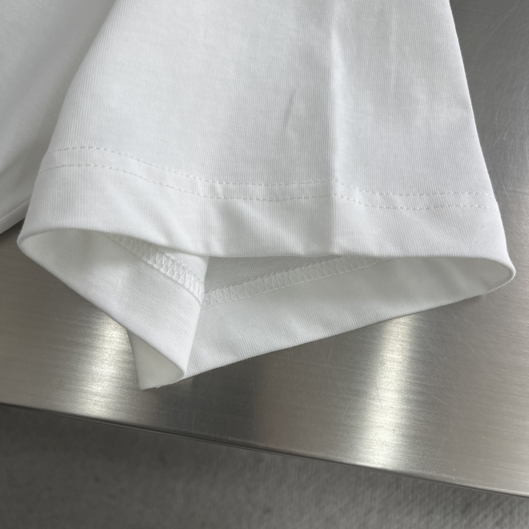 

-Balenciag  2025春夏季新款字母logo硅胶发泡印花图案棉质面料短袖
非常简约大气的一