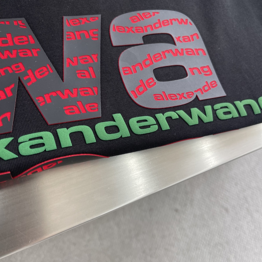 

-Wang 大王 2025春夏季新款休闲圆领T

立体字母硅胶发泡印花
棉质面料
男女同款 
码数：