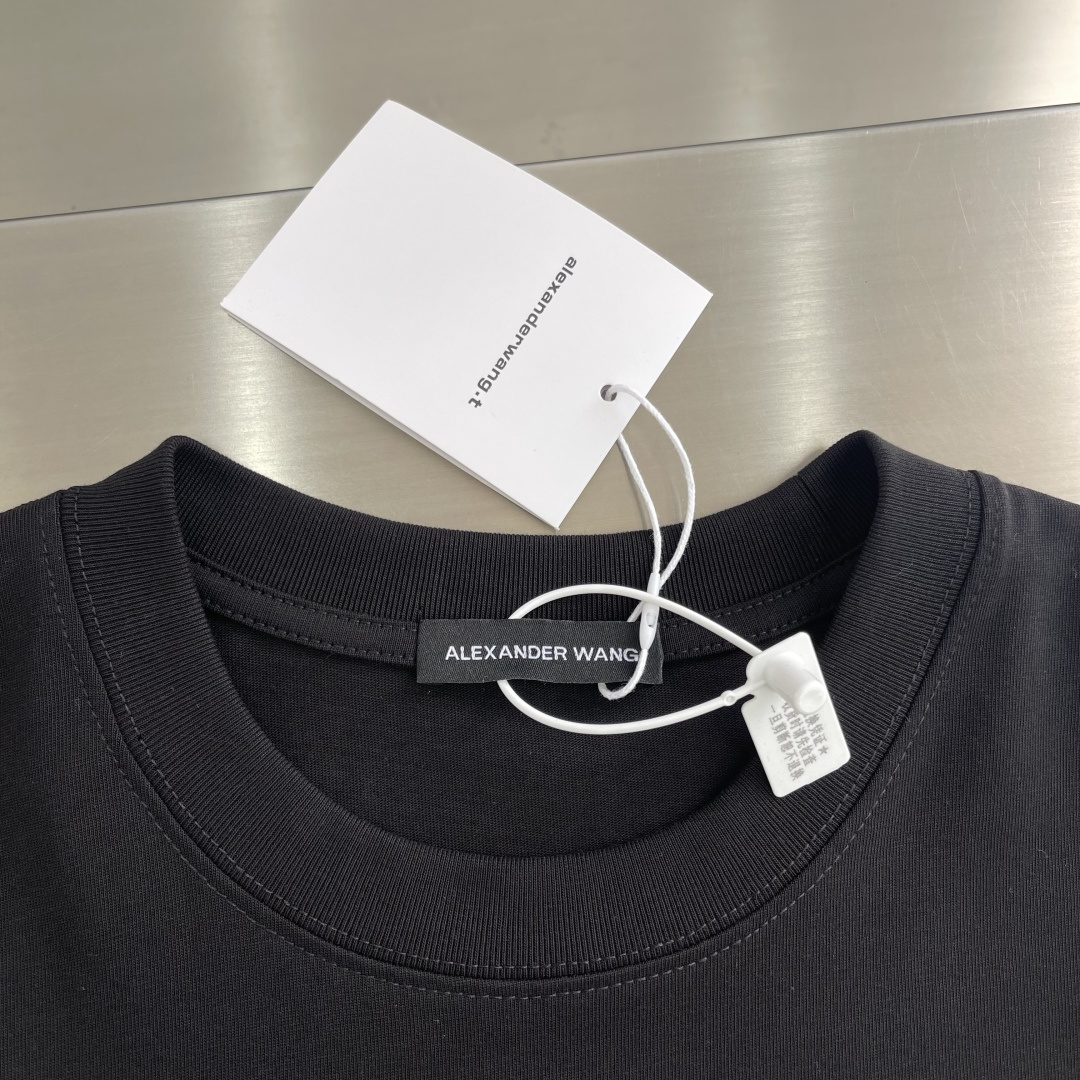 

-Wang 大王 2025春夏季新款休闲圆领T

立体字母硅胶发泡印花
棉质面料
男女同款 
码数：