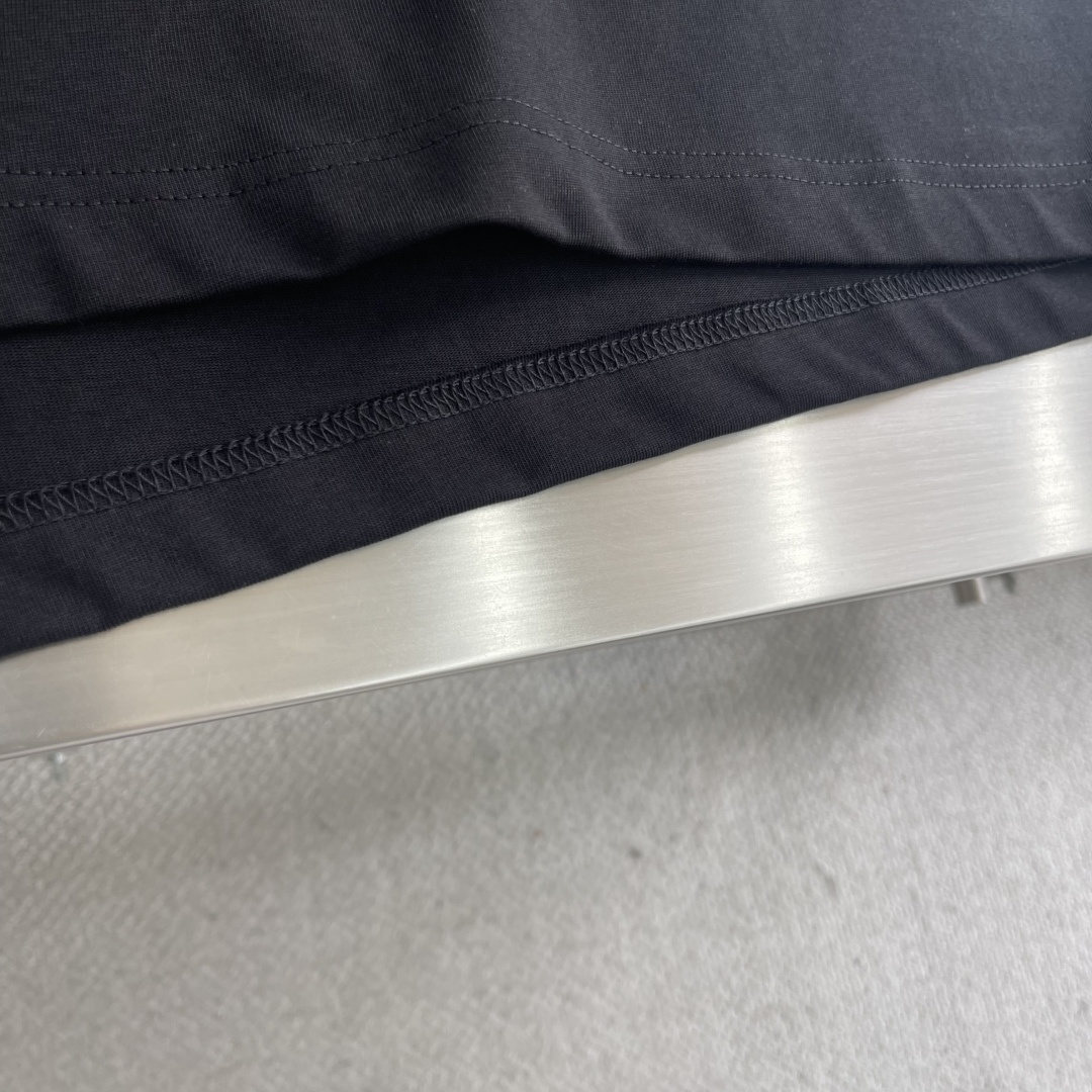 

-Wang 大王 2025春夏季新款休闲圆领T

立体字母硅胶发泡印花
棉质面料
男女同款 
码数：