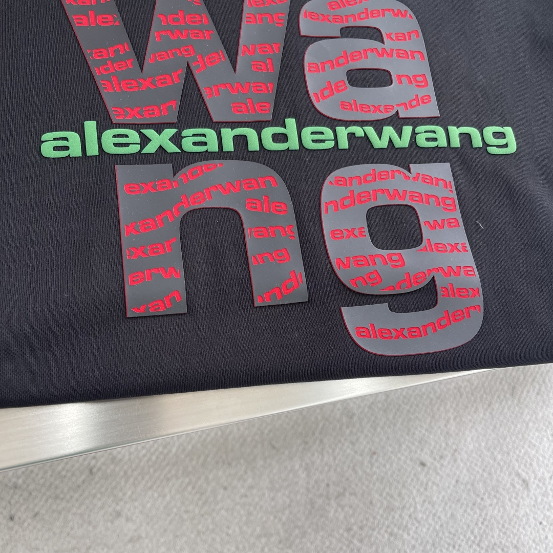 

-Wang 大王 2025春夏季新款休闲圆领T

立体字母硅胶发泡印花
棉质面料
男女同款 
码数：