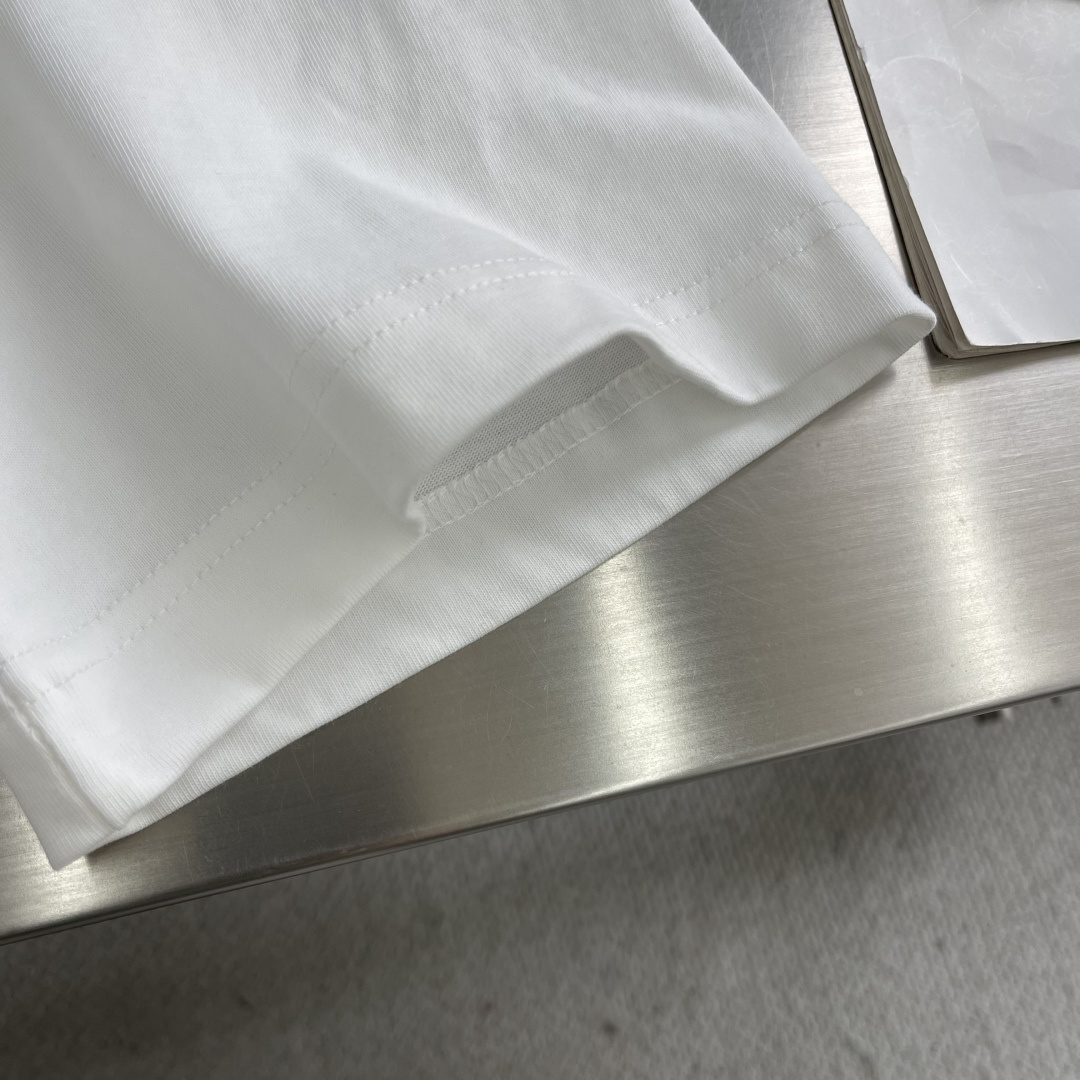 

-Wang 大王 2025春夏季新款休闲圆领T

立体字母硅胶发泡印花
棉质面料
男女同款 
码数：