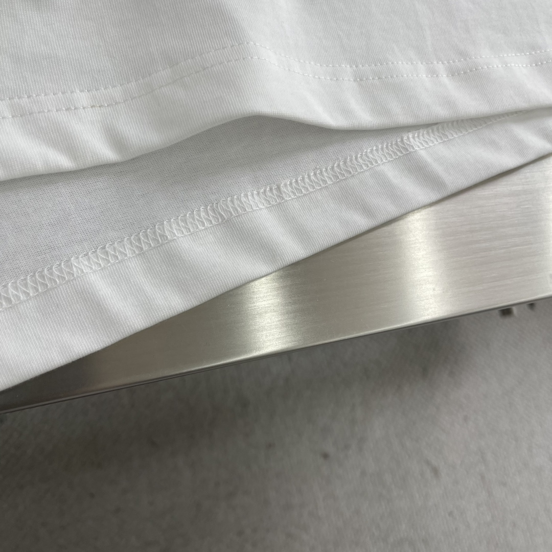 

-Wang 大王 2025春夏季新款休闲圆领T

立体字母硅胶发泡印花
棉质面料
男女同款 
码数：