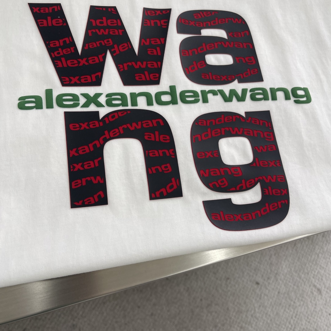 

-Wang 大王 2025春夏季新款休闲圆领T

立体字母硅胶发泡印花
棉质面料
男女同款 
码数：