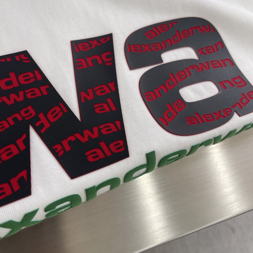 

-Wang 大王 2025春夏季新款休闲圆领T

立体字母硅胶发泡印花
棉质面料
男女同款 
码数：