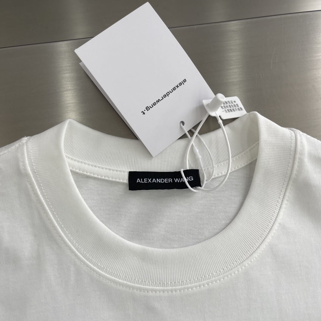 

-Wang 大王 2025春夏季新款休闲圆领T

立体字母硅胶发泡印花
棉质面料
男女同款 
码数：