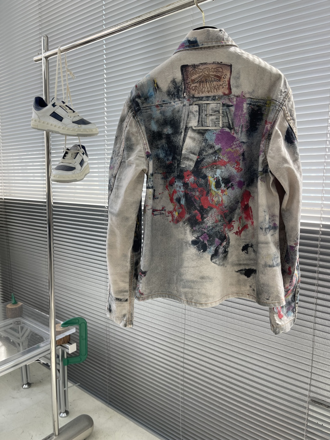 

-Acne Studio     25ss新款牛仔外套，由浅蓝色的刚性牛仔布制成，并带有有色和彩绘的