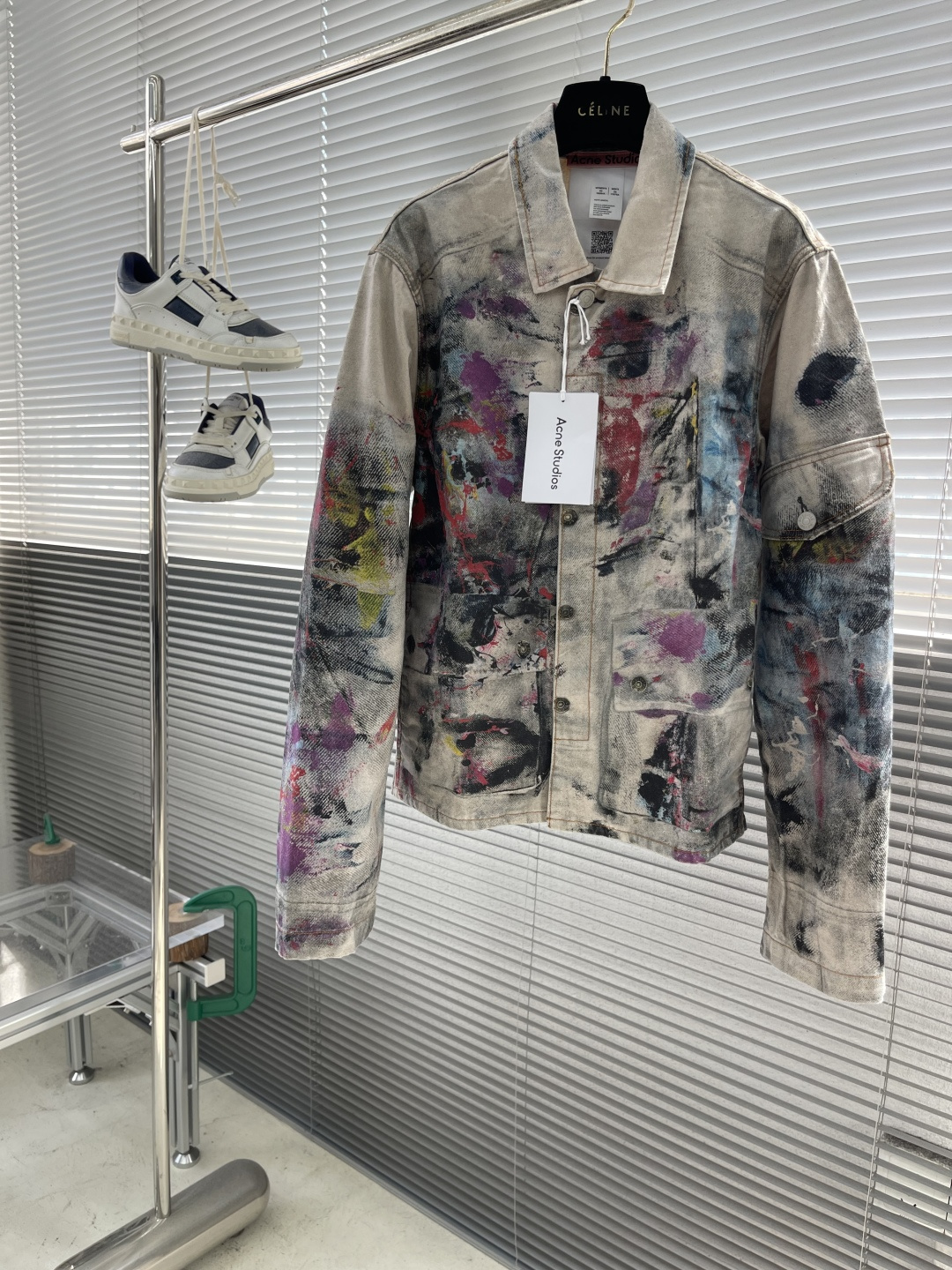 

-Acne Studio     25ss新款牛仔外套，由浅蓝色的刚性牛仔布制成，并带有有色和彩绘的