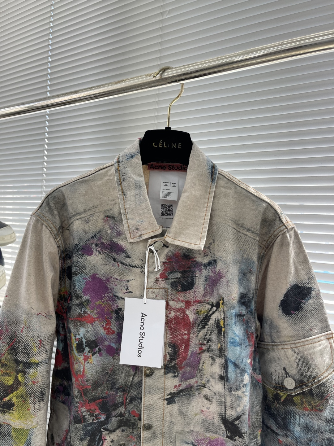 

-Acne Studio     25ss新款牛仔外套，由浅蓝色的刚性牛仔布制成，并带有有色和彩绘的