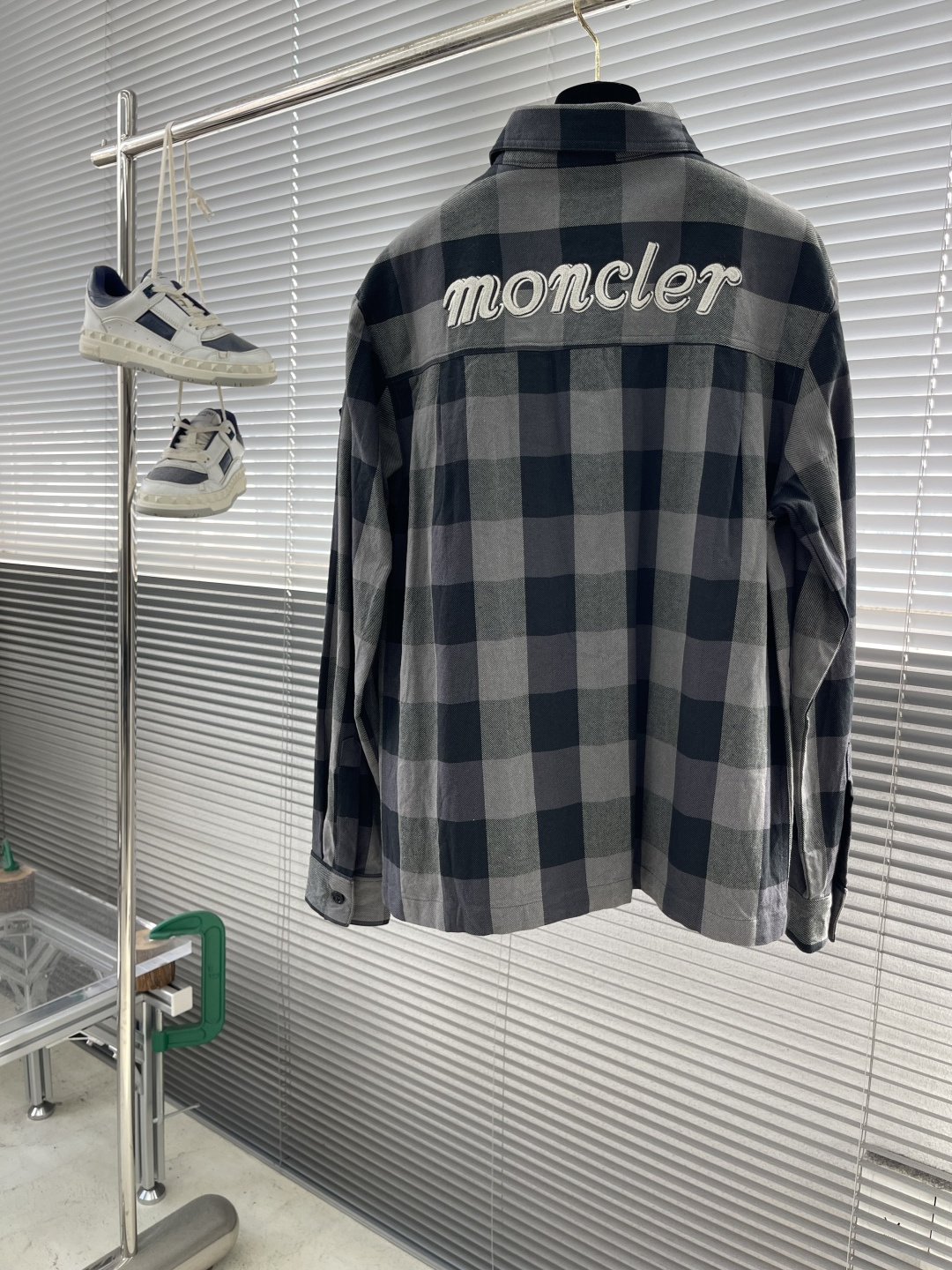 

-Mon x Mercedes-Benz 格纹衬衫
定制典织格彩棉质雅料 纹理清晰  触感细腻 舒适