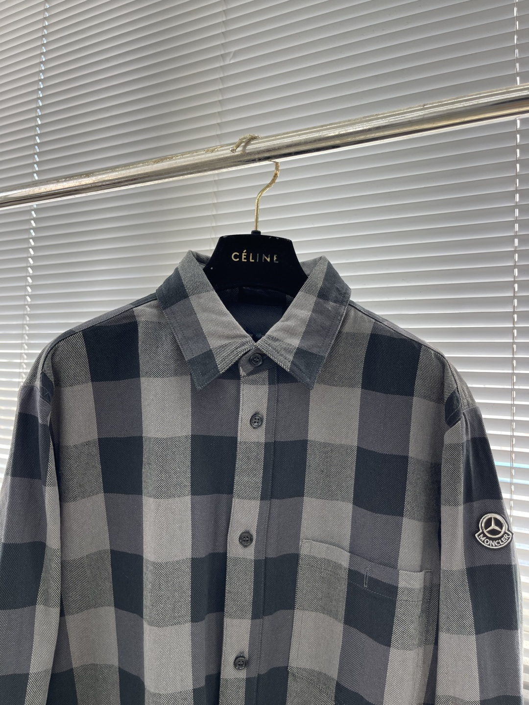 

-Mon x Mercedes-Benz 格纹衬衫
定制典织格彩棉质雅料 纹理清晰  触感细腻 舒适