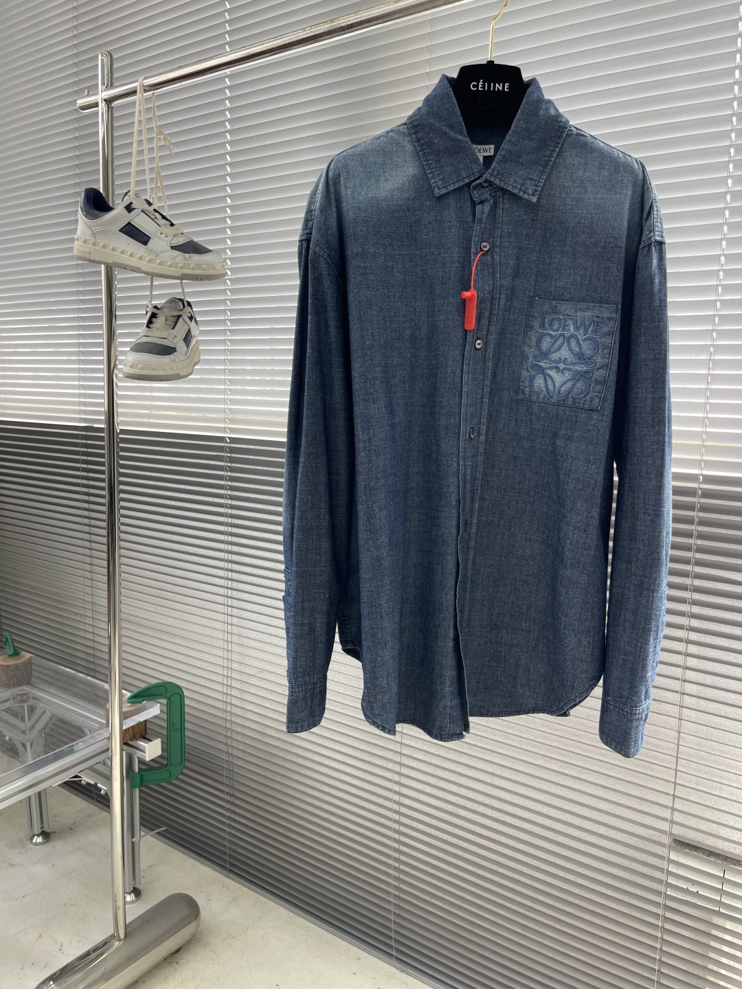 

-LOEW  Anagram 渐变刺绣口袋衬衫
定制优棉青年布贵织 轻盈坚韧 垂感爽滑 舒适贴肤 以