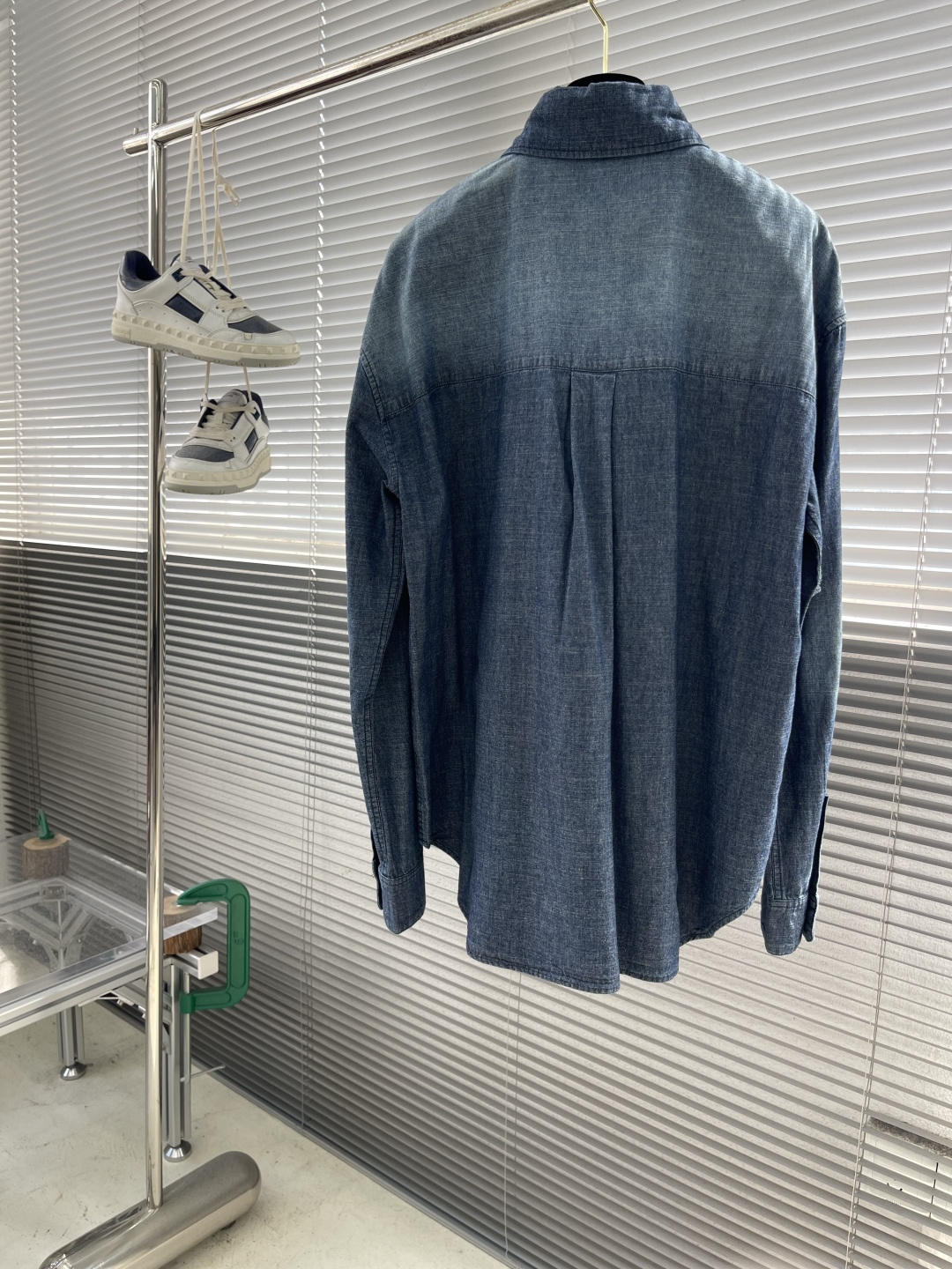 

-LOEW  Anagram 渐变刺绣口袋衬衫
定制优棉青年布贵织 轻盈坚韧 垂感爽滑 舒适贴肤 以