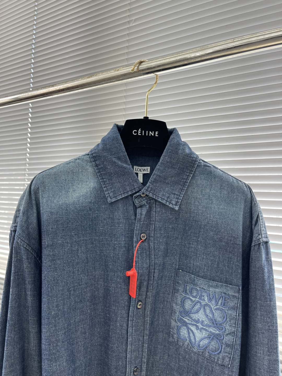 

-LOEW  Anagram 渐变刺绣口袋衬衫
定制优棉青年布贵织 轻盈坚韧 垂感爽滑 舒适贴肤 以