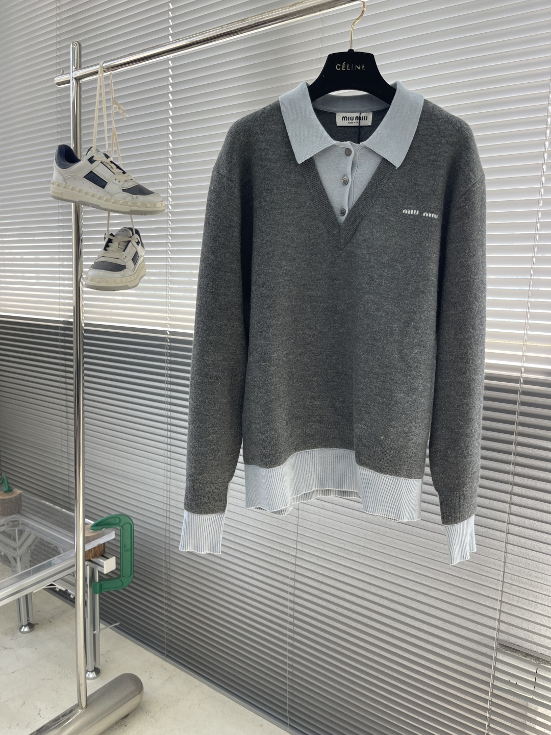 

-MIUMIU   25fw羊毛混纺假两件毛衣
采用20%羊毛/45% 腈纶 / 35% 锦纶，增强