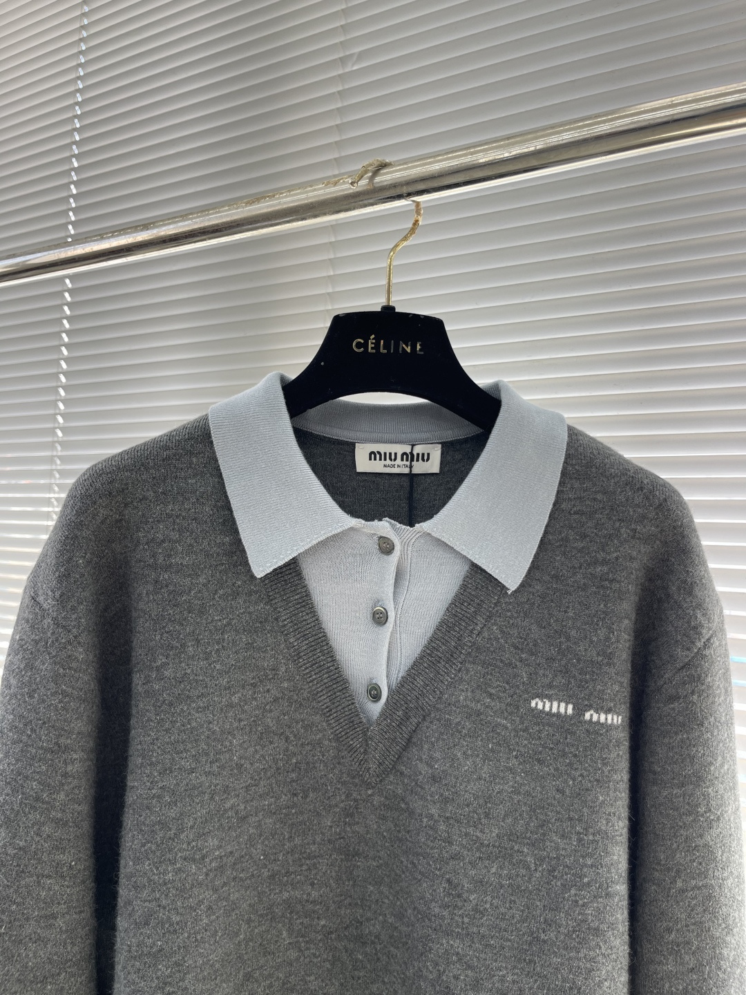 

-MIUMIU   25fw羊毛混纺假两件毛衣
采用20%羊毛/45% 腈纶 / 35% 锦纶，增强