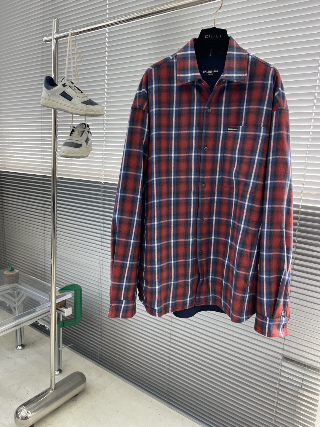 

-Balenciag 格纹双层衬衫外套
定制11尊享棉韵格纹料 定制高级绒洗水兰卫衣料 纹理清晰 质