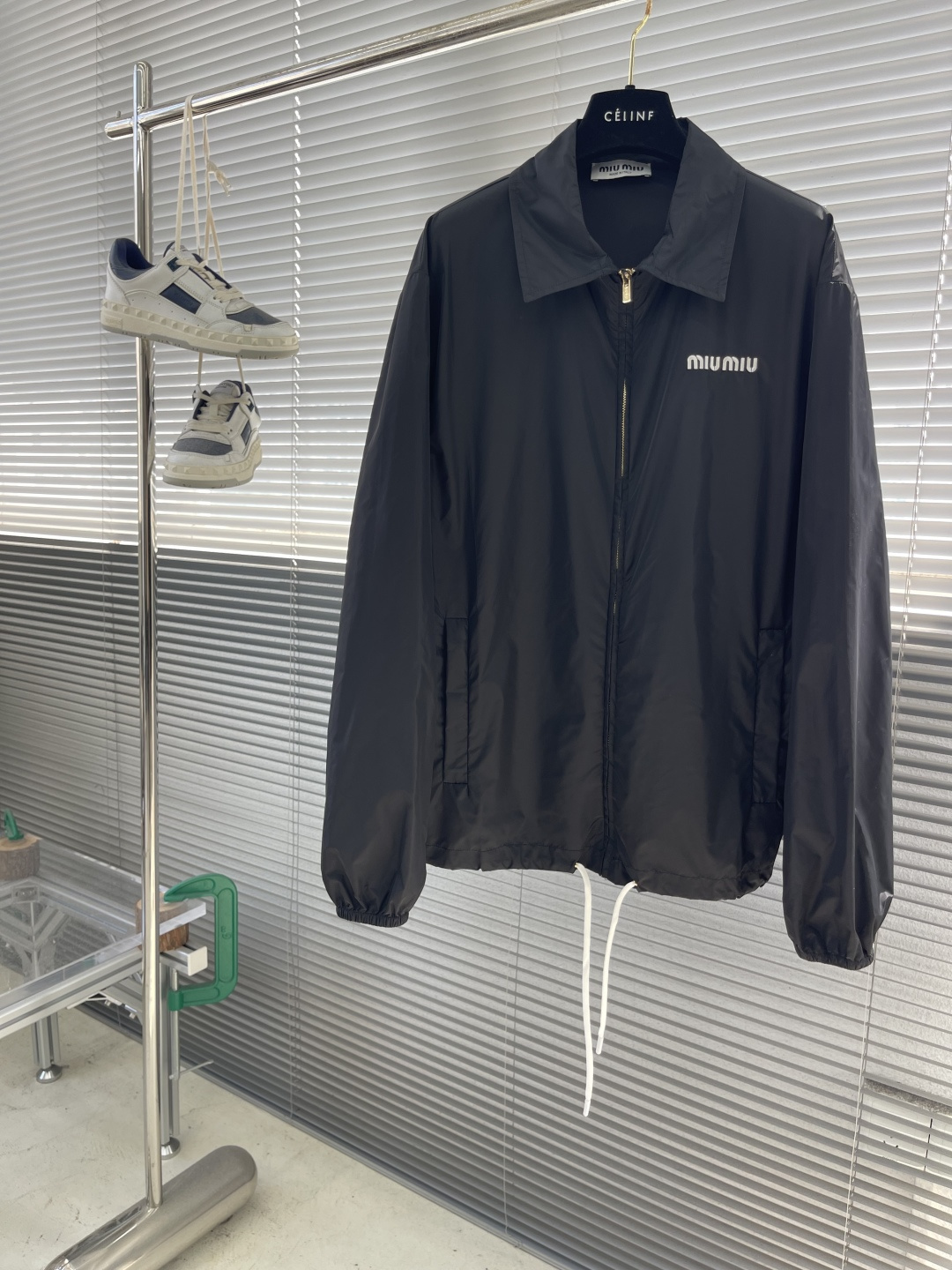 NO:743709,-MIUMIU embroidered logo nylon jacket is made of nylon material. This fabric is lightweight, wear-resistant, waterproof and windproof, and is very suitable for outdoor activities or daily wear. This jacket cleverly combines sports style with simple lines, showing the vitality and freedom of sportswear without losing the simplicity and elegance of fashion clothing.  Applying the shirt lapel to the jacket not only retains the elegance of the shirt, but also adds a sense of layering to the jacket. The jacket is suitable for wearing with formal wear, showing a capable professional image; it can also be matched with casual wear, creating a casual and comfortable atmosphere. Embroidered logo decoration The embroidered logo is used as an embellishment, which not only highlights the unique identity of the brand, but also increases the texture and layering of the jacket. The Tajima embroidery machine is used to restore the fineness of the logo. Waist design  The waist design can adjust the tightness according to the personal figure, showing the wearer's body curve, which is both practical and beautiful. Size: 46 48 50 52 Size clothing length, chest and shoulder width 4669116 50 4870120 51 5071124 52 5272128 53, Miumiu-clothing, miumiu, jackets & coats, shirts,19860909-MIUMIU 绣花Logo尼龙夹克 选用尼龙材质,这种面料具有轻便、耐磨、防水防风等特点,非常适合户外活动或日常穿着. 这款夹克巧妙地将运动风格与简洁线条相结合,既展现了运动服饰的活力与自由,又不失时尚服饰的简洁大方. 将衬衫翻领应用于夹克上,既保留了衬衫的优雅气质,又为夹克增添了层次感.使得夹克既适合搭配正装穿着,展现出干练的职业形象；也能与休闲装搭配,营造出随性、自在的氛围. 刺绣徽标装饰 刺绣徽标作为点缀,既彰显了品牌的独特身份,又增加了夹克的质感和层次感. 采用田岛刺绣机 还原了徽标精细程度 束腰设计 束腰设计可以根据个人身材调节松紧度,展现出穿着者的身形曲线,既实用又美观 码数: 46 48 50 52 尺码衣长胸围肩宽 4669116 50  4870120 51 5071124 52  5272128 53,缪缪-服装,miumiu,jackets & coats,shirts,,Women's clothing