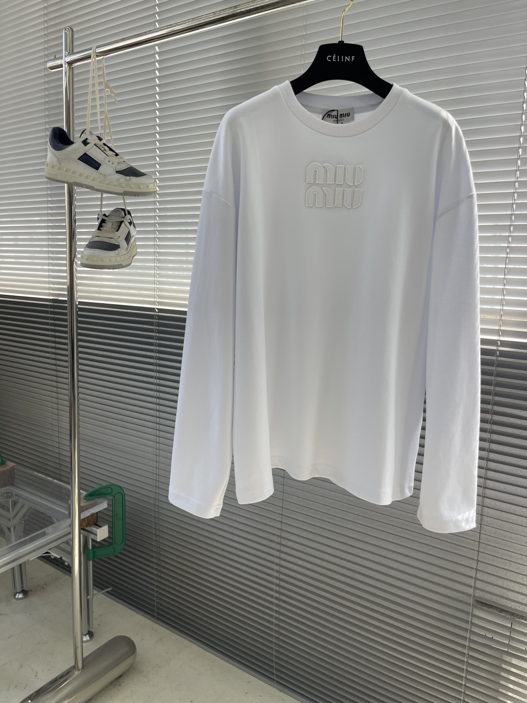 

-MiuMiu   刺绣烧花徽标长袖
采用320克潮牌双面，扩围搭配2*2双纱螺纹
烧花采用激光切割