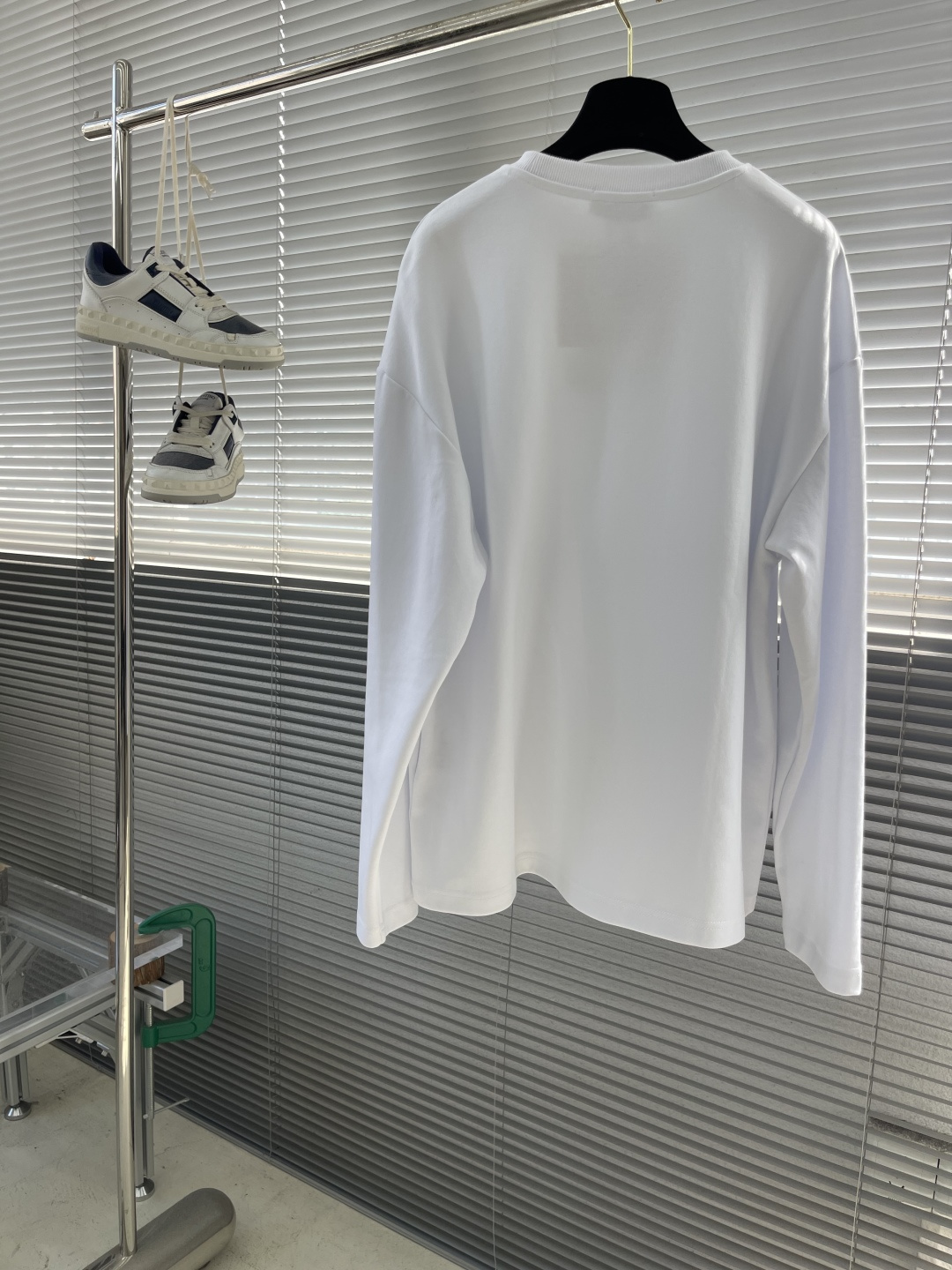 

-MiuMiu   刺绣烧花徽标长袖
采用320克潮牌双面，扩围搭配2*2双纱螺纹
烧花采用激光切割