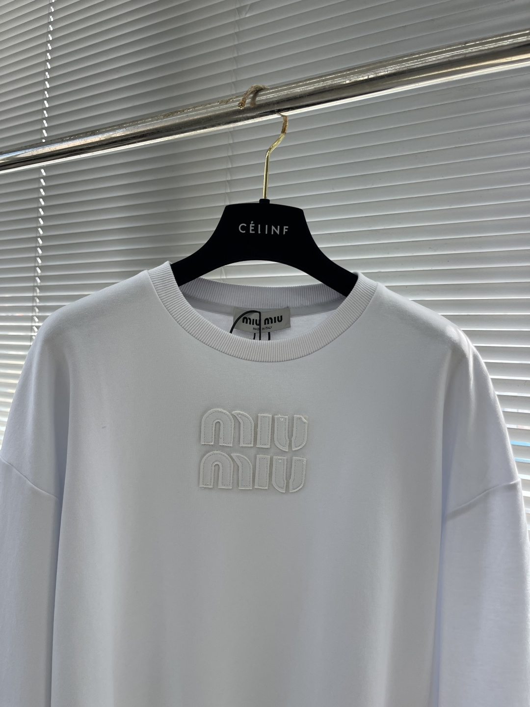 

-MiuMiu   刺绣烧花徽标长袖
采用320克潮牌双面，扩围搭配2*2双纱螺纹
烧花采用激光切割