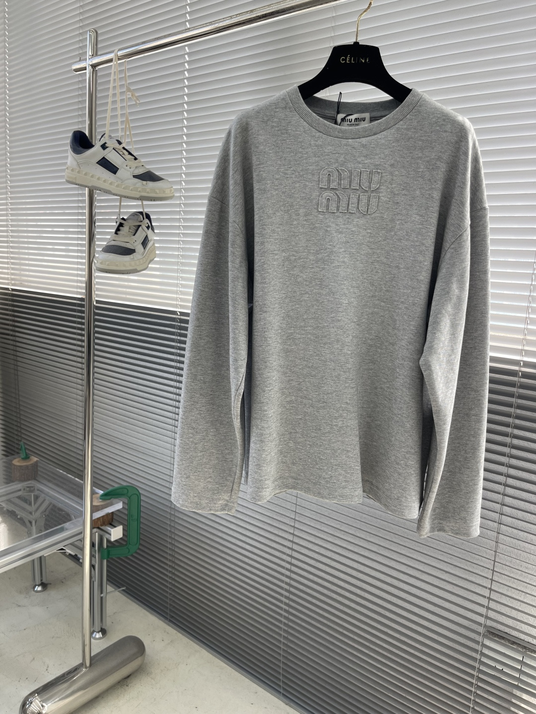 

-MiuMiu   刺绣烧花徽标长袖
采用320克潮牌双面，扩围搭配2*2双纱螺纹
烧花采用激光切割