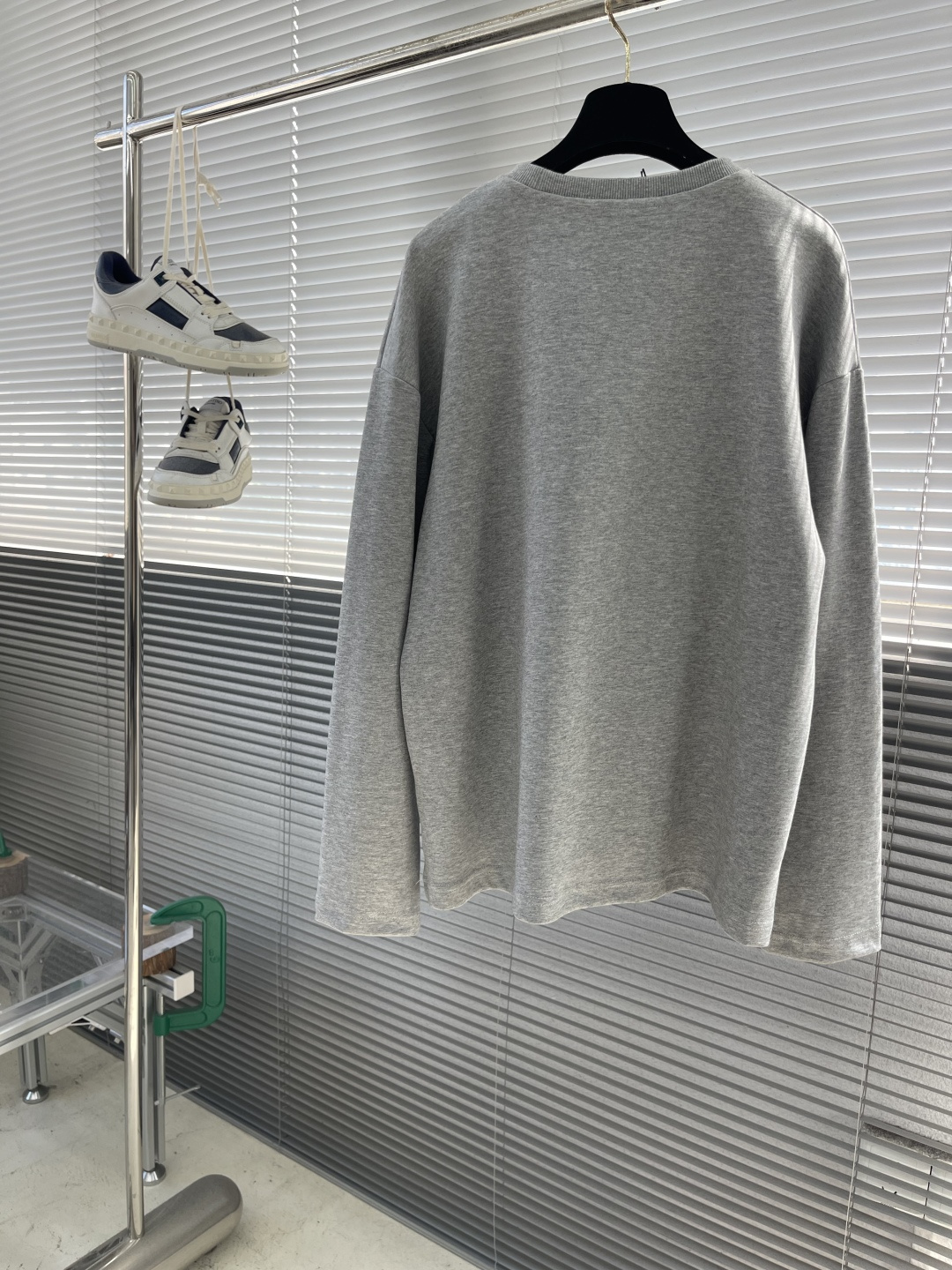 

-MiuMiu   刺绣烧花徽标长袖
采用320克潮牌双面，扩围搭配2*2双纱螺纹
烧花采用激光切割