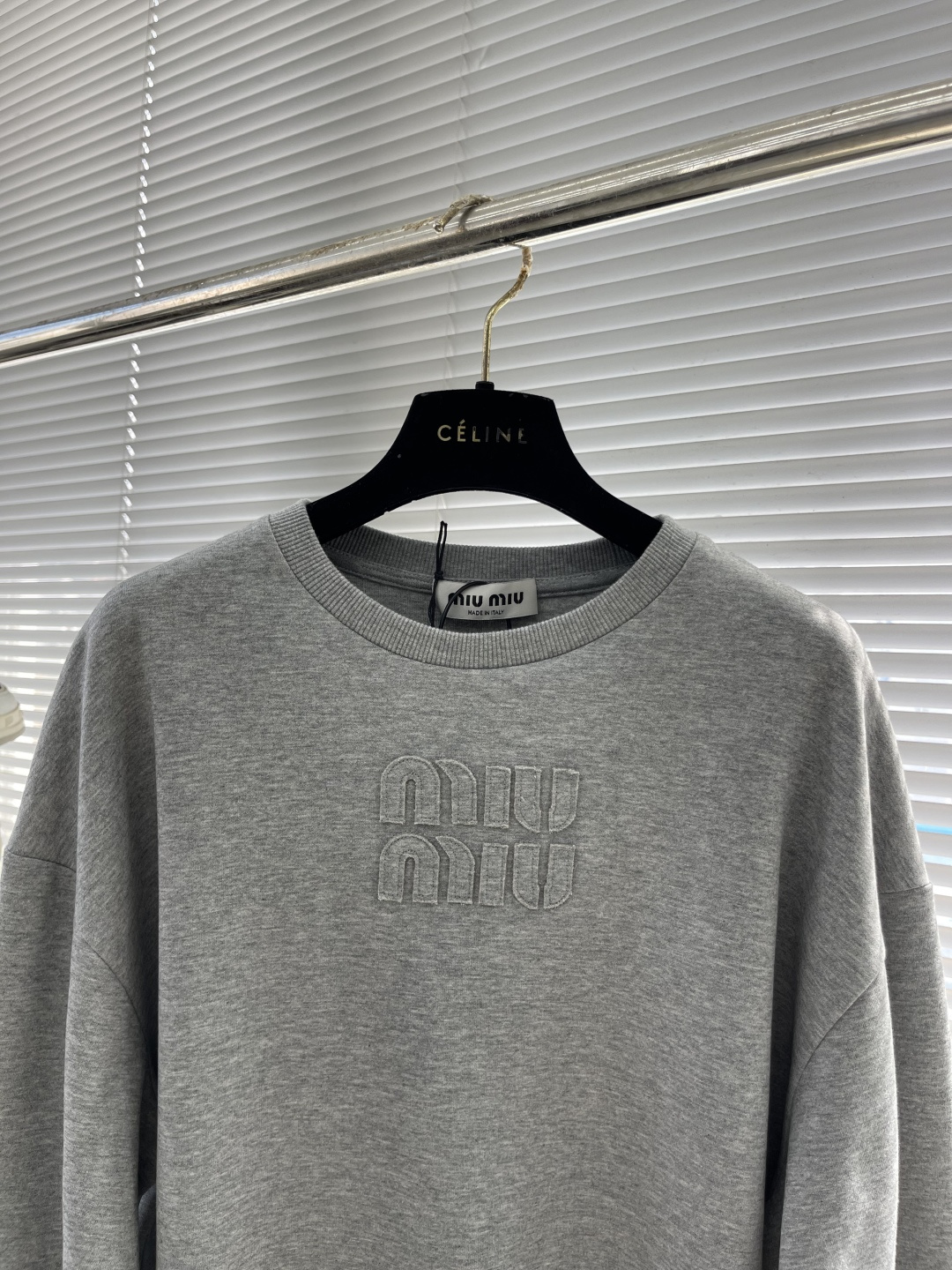 

-MiuMiu   刺绣烧花徽标长袖
采用320克潮牌双面，扩围搭配2*2双纱螺纹
烧花采用激光切割