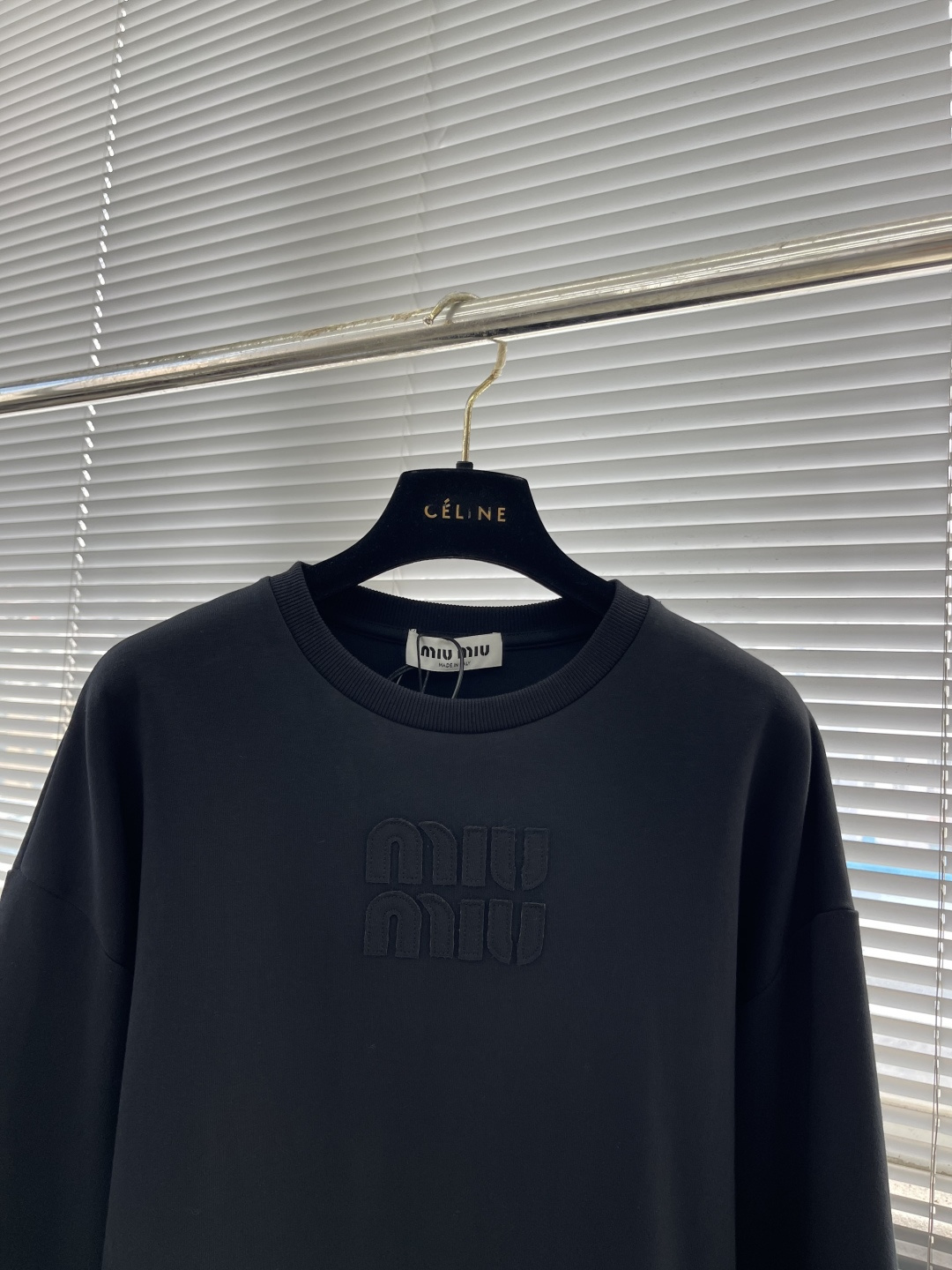 

-MiuMiu   刺绣烧花徽标长袖
采用320克潮牌双面，扩围搭配2*2双纱螺纹
烧花采用激光切割