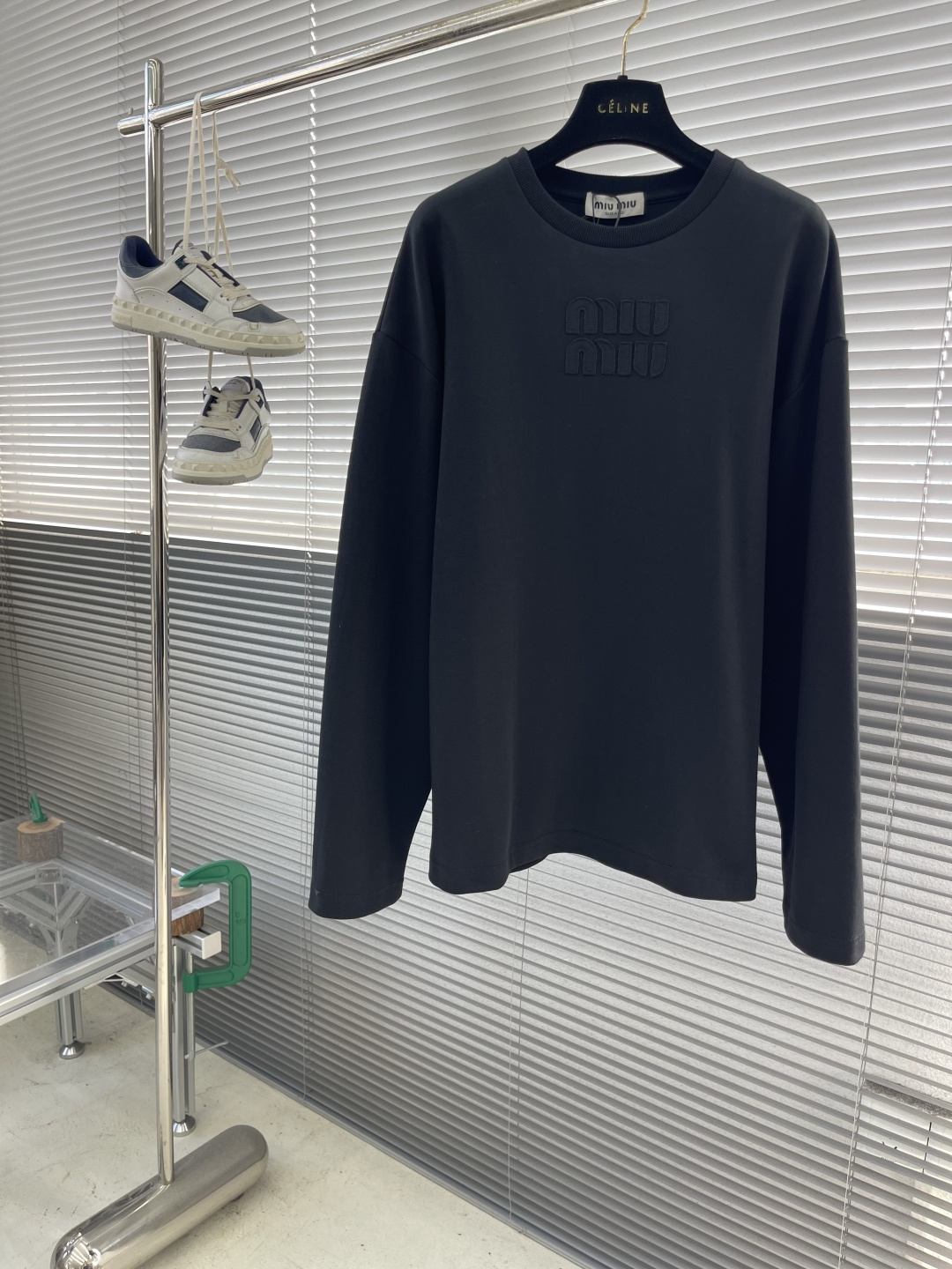 

-MiuMiu   刺绣烧花徽标长袖
采用320克潮牌双面，扩围搭配2*2双纱螺纹
烧花采用激光切割