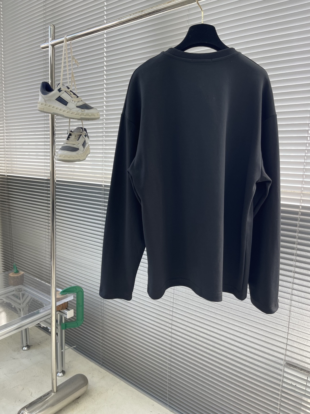 

-MiuMiu   刺绣烧花徽标长袖
采用320克潮牌双面，扩围搭配2*2双纱螺纹
烧花采用激光切割