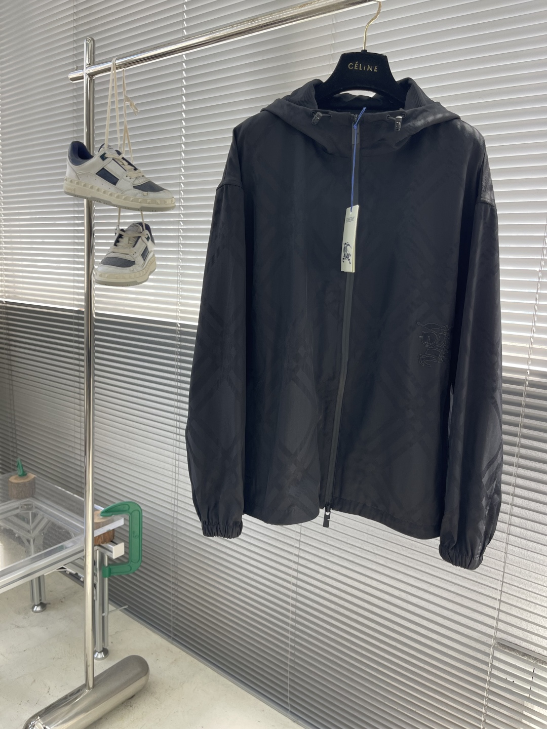 NO:743409,The highest version on the market, the girl will inspect the goods, trim the three marks on the threads, and ship the goods. If you want quality or service, please add me on WeChat. We will not accept urgent orders. -BBR jacquard twill plaid embroidered jacket  It is a highly durable fabric (nylon) made of nylon as the base. The density is only 1.14g/CM, which makes it 20% lighter at the same thickness. It is also extremely wear-resistant and does not easily fluff after repeated friction. After a large amount of exercise, its hydrophobic fibers form a capillary effect, which guides sweat to evaporate quickly. The warp yarn is divided by the heddle device, and the electromagnetic needle of the electronic jacquard machine is controlled at a needle speed of 0.01 seconds, so that the weft yarn interweaves with the warp yarn at a specific position to form a preset diagonal dark pattern.  The CAD plate making system is used to preset the physical embroidery area and the laser area. The highest version of the embroidery machine on the market is used to inspect the goods, trim the three marks on the threads, and send pictures and videos for delivery. If you want quality and service, please add me on WeChat. We do not accept urgent orders. The Pm needle speed forms up to 8798 stitches of high-precision war horse embroidery. Then the laser cutting process is used to accurately remove the base fabric in the embroidery edge area. The laser precision of ±0.1mm makes the embroidery smooth and without burrs. Number of yards: SML  XL size clothing length bust and sleeve length S68122 60 M69126 61 L70130 62 XL71134 63, Burberry-clothing, jackets & coats,19860909市面最高版本小妹验货、修剪线头上三标、发货可发图及拍视频,要品质要服务的加我微信,不接急单. -BBR 提花斜纹格绣花夹克 选用锦纶为基底打造的一款耐用性极强的面料（尼龙）.密度仅1.14g/CM,使其同等厚度下重量减轻20.同时耐磨性极强,反复摩擦不易起毛.大量运动之后其疏水纤维形成毛细效应,引导汗液快速蒸发. 通过提综装置控制经纱分成,电子提花机电磁针以0.01秒每针速度控制,使纬纱在特定位置与经纱交织,形成预设的斜格暗纹. 采用CAD制版系统预设实体绣区域和激光区域,通过绣花机1000r市面最高版本小妹验货、修剪线头上三标、发货可发图及拍视频,要品质要服务的加我微信,不接急单.Pm针速形成达8798针高精度战马刺绣.再使用激光切割工艺,在绣花边缘区域精准移除底布面料,±0.1mm的激光精度使绣体平滑无毛边. 码数: SML XL 尺码衣长胸围袖长 S68122 60  M69126 61 L70130 62  XL71134 63,博柏利-服装,jackets & coats,,Women's clothing