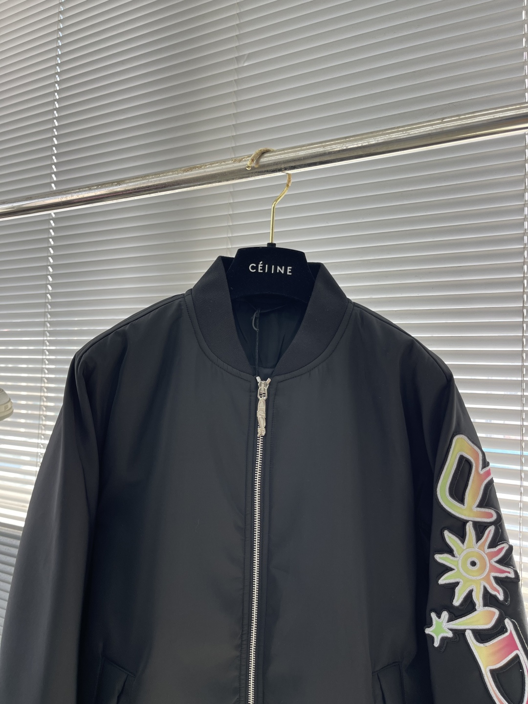 

-Dio      25ss新款DIO AND LEWIS HAMILTON 短夹克 
采用黑色科技