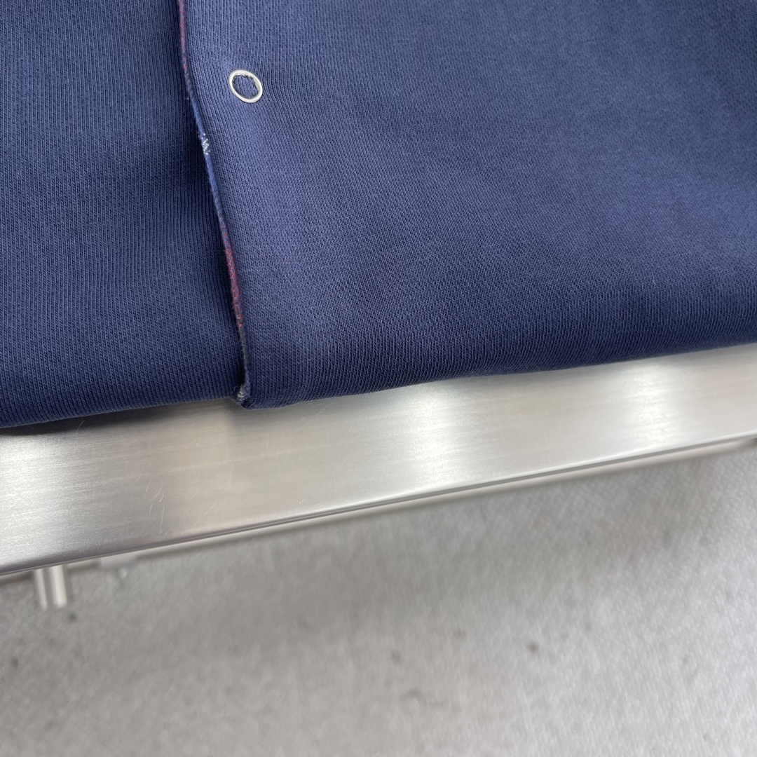 

-Balenciag 格纹双层衬衫外套
定制11尊享棉韵格纹料 定制高级绒洗水兰卫衣料 纹理清晰 质