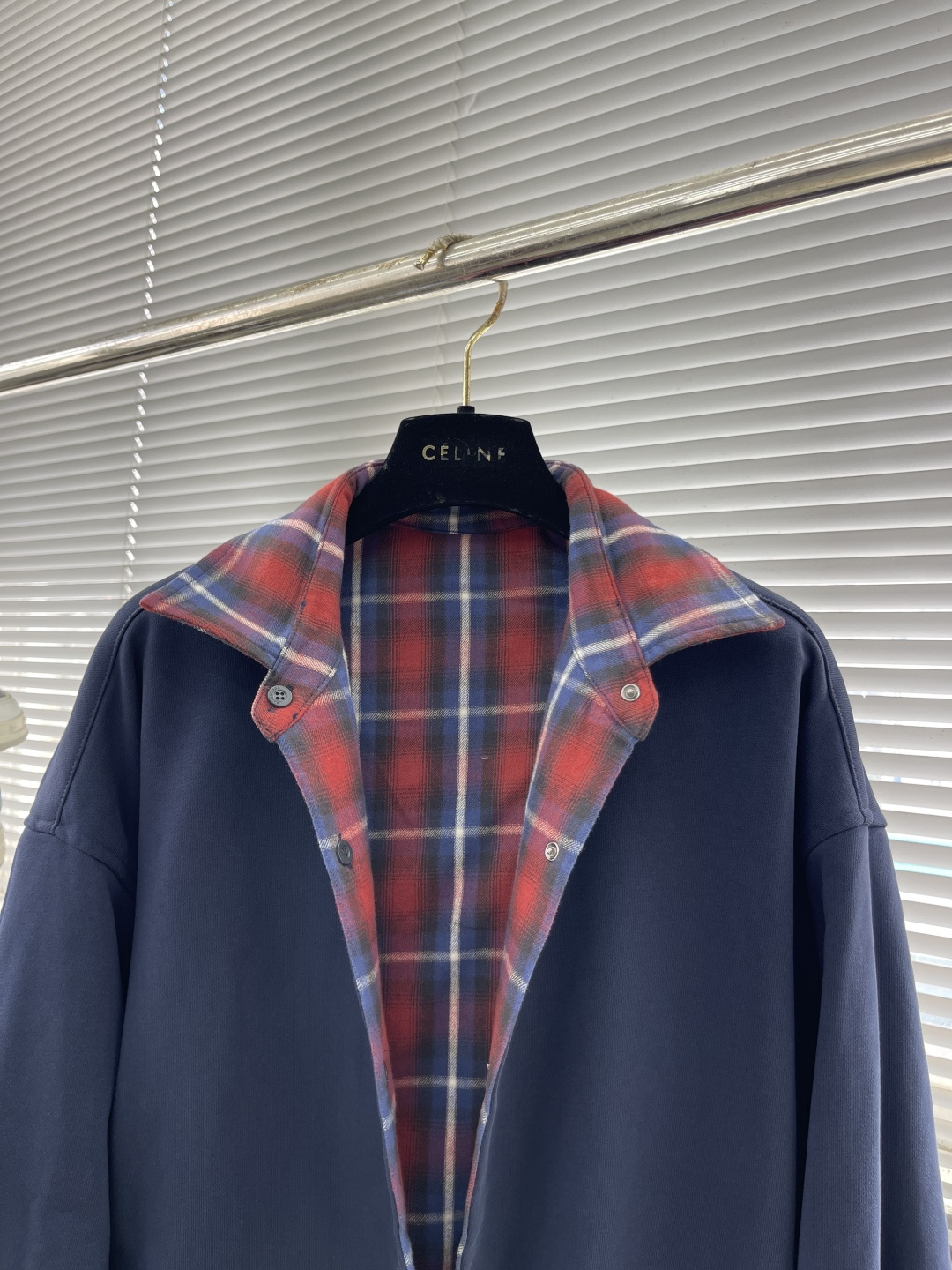 

-Balenciag 格纹双层衬衫外套
定制11尊享棉韵格纹料 定制高级绒洗水兰卫衣料 纹理清晰 质