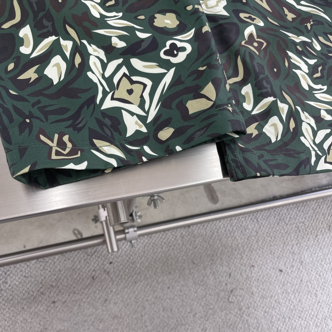 

-驴牌      25ss新款 Nigo 联名款迷彩多口袋设计长裤工装裤 男款
码数：S.M.L.X