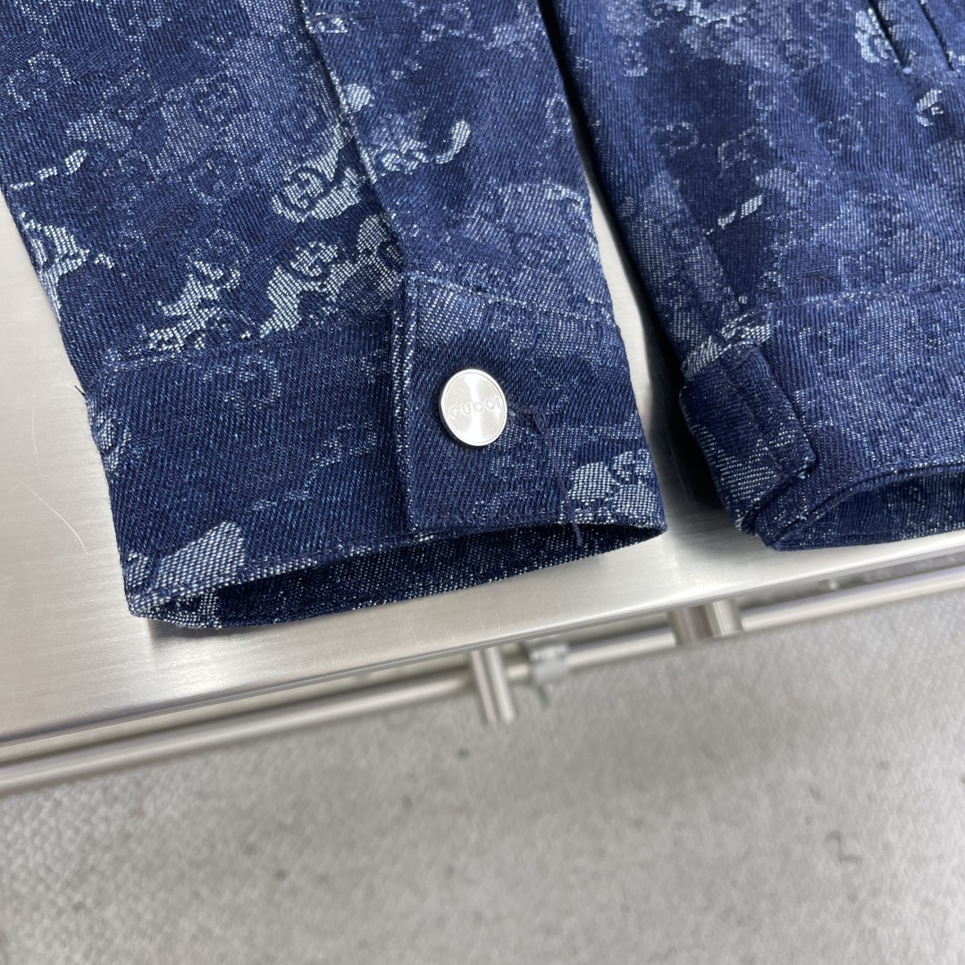 

-GUCC      25ss新款GG提花牛仔夹克 将丹宁服饰单品与精致细节融为一体，令日常造型更显