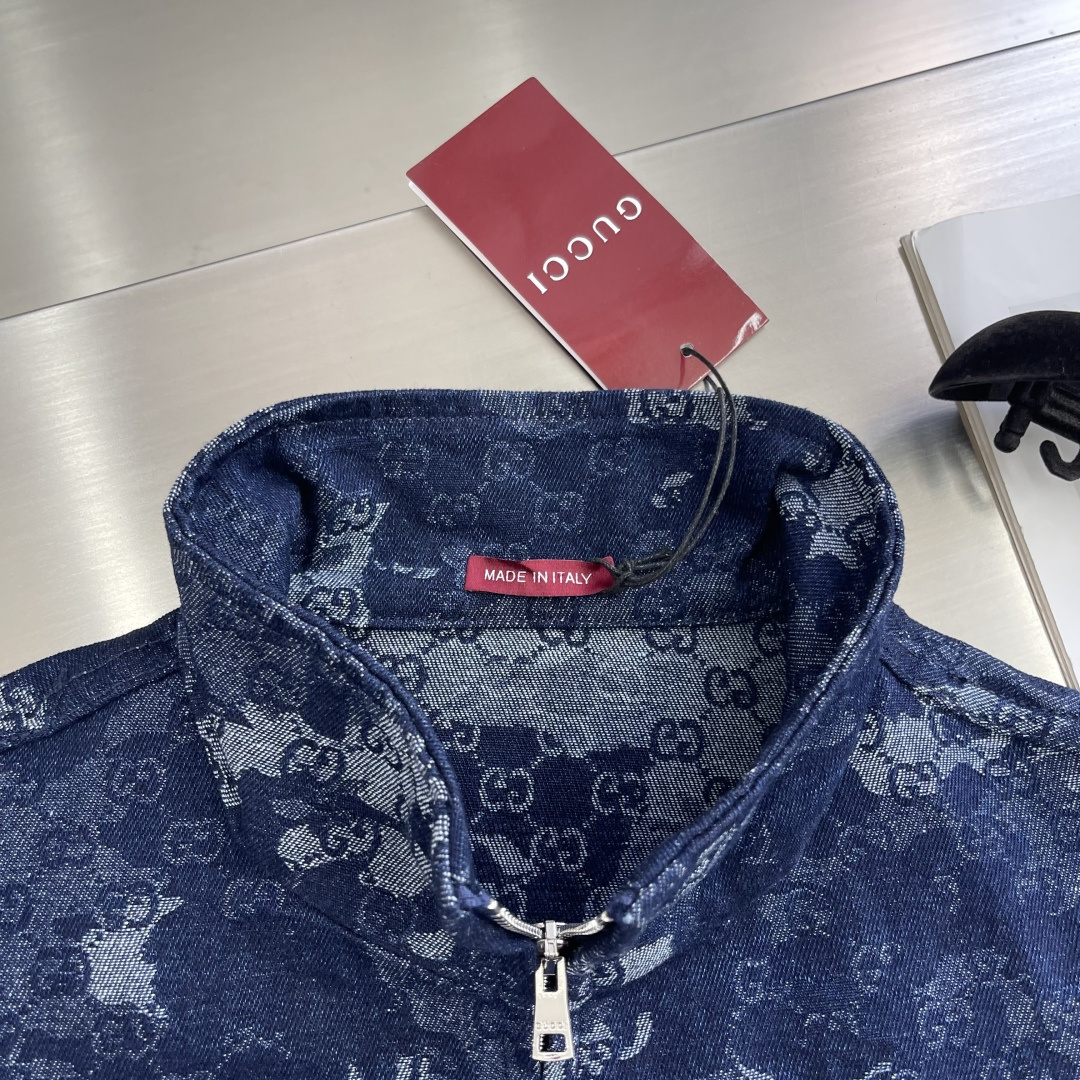 

-GUCC      25ss新款GG提花牛仔夹克 将丹宁服饰单品与精致细节融为一体，令日常造型更显