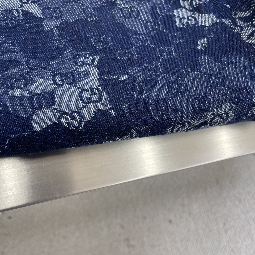 

-GUCC      25ss新款GG提花牛仔夹克 将丹宁服饰单品与精致细节融为一体，令日常造型更显