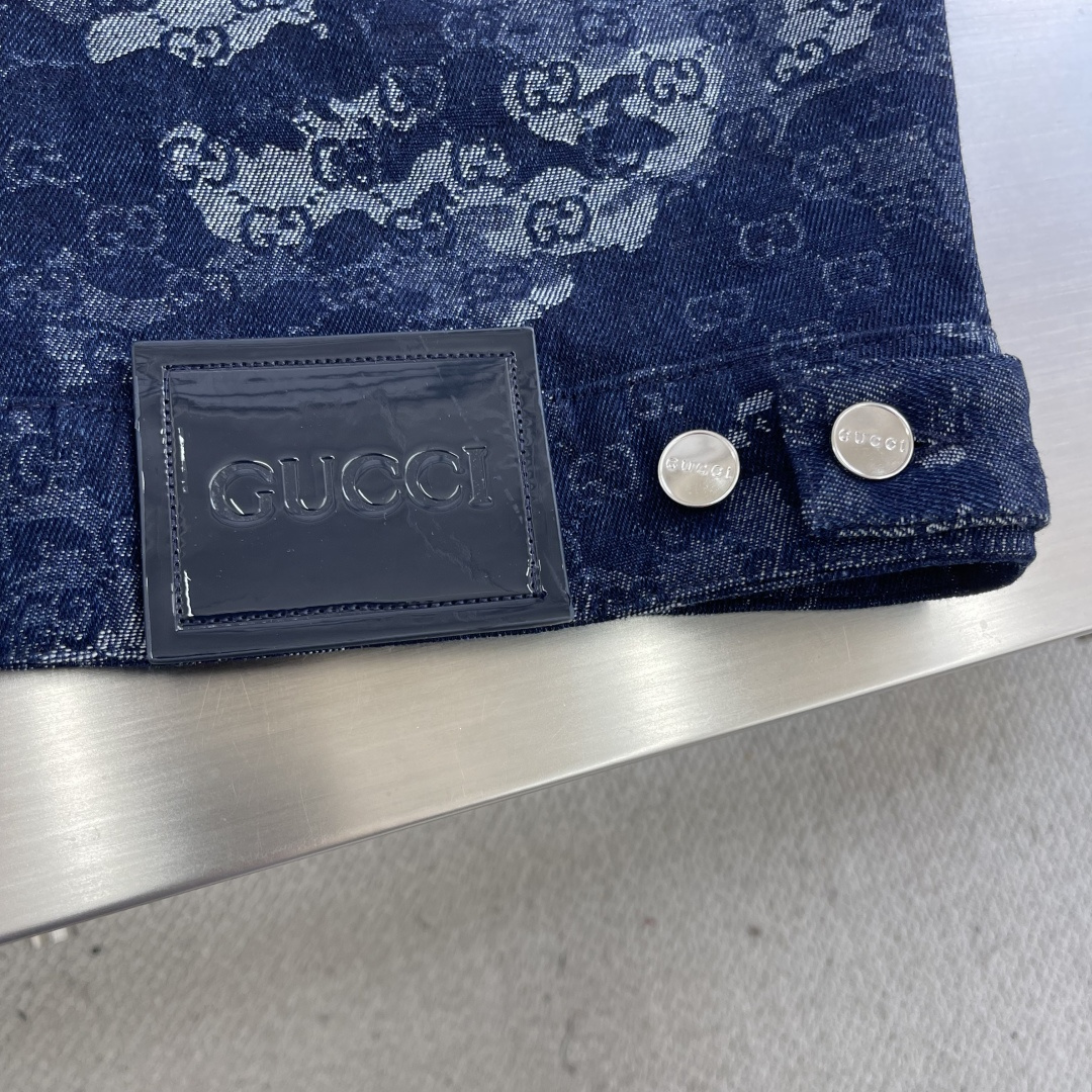 

-GUCC      25ss新款GG提花牛仔夹克 将丹宁服饰单品与精致细节融为一体，令日常造型更显