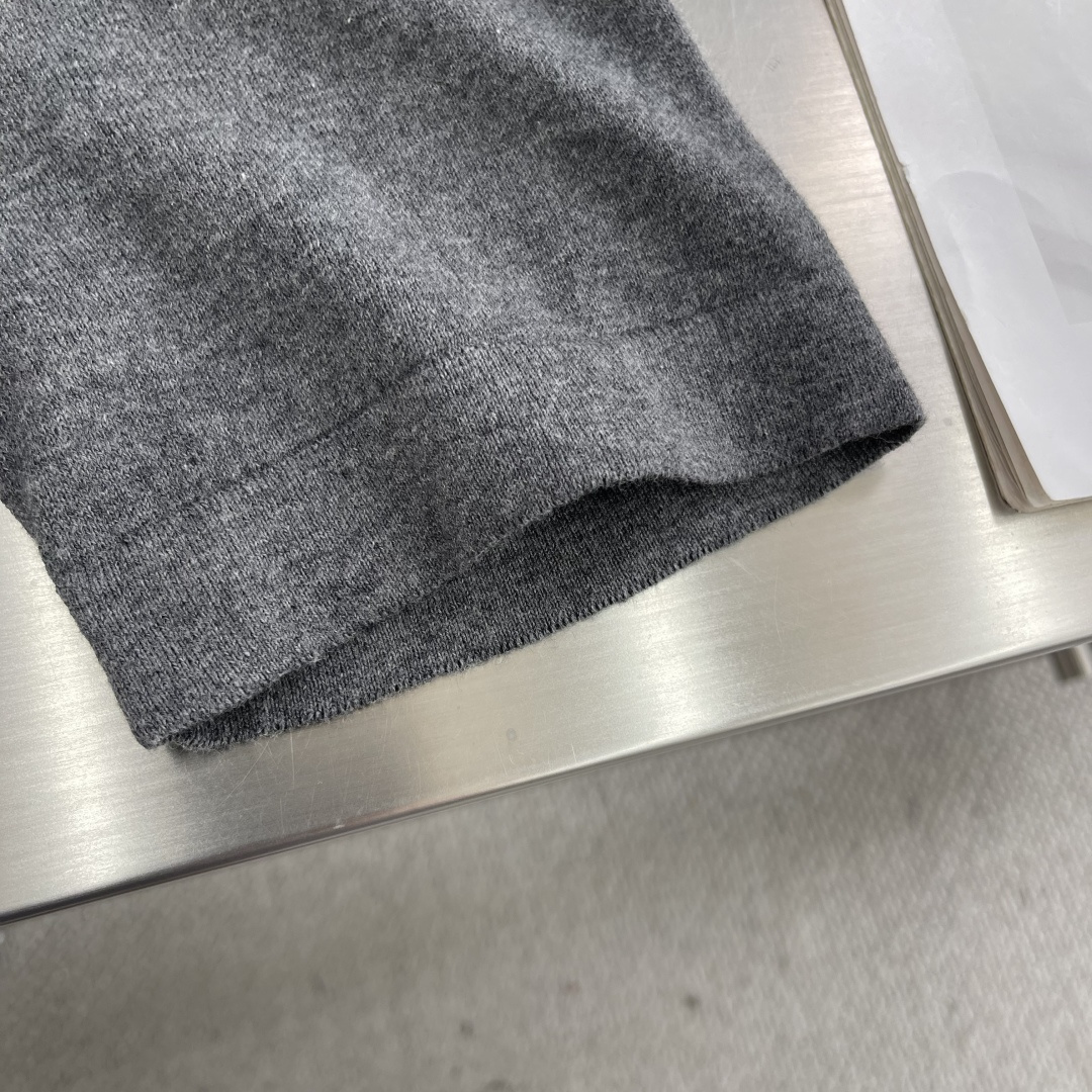 

-Dio      25ss新款 T 恤是二零二五冬季男装系列新品，饰以灵感源自 Dio 档案的嵌花