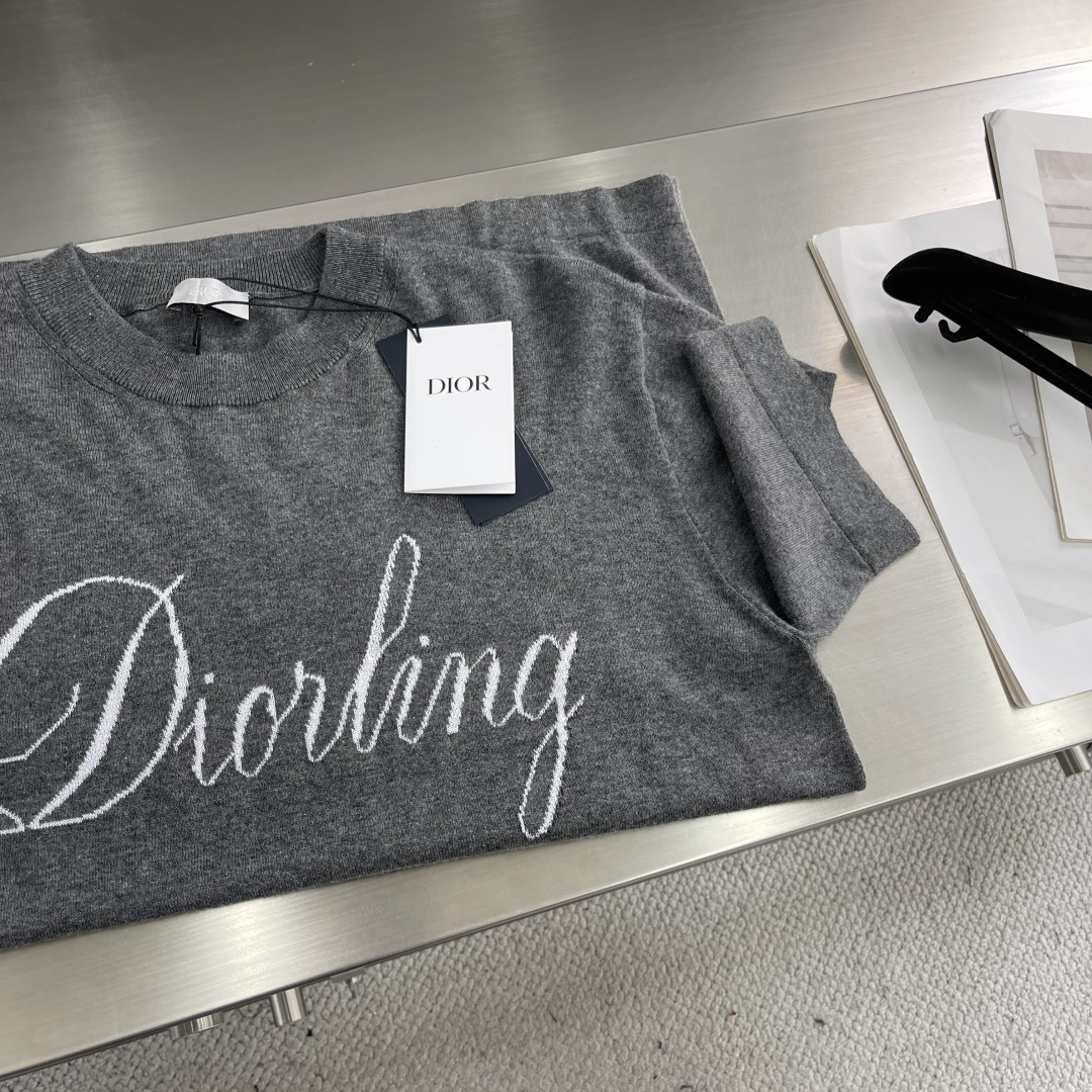 

-Dio      25ss新款 T 恤是二零二五冬季男装系列新品，饰以灵感源自 Dio 档案的嵌花