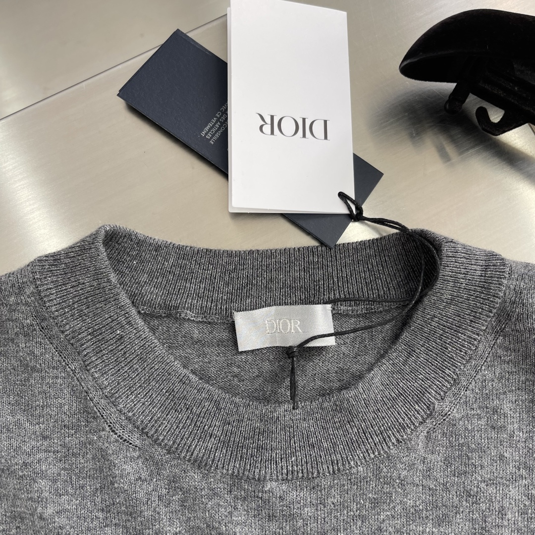 

-Dio      25ss新款 T 恤是二零二五冬季男装系列新品，饰以灵感源自 Dio 档案的嵌花