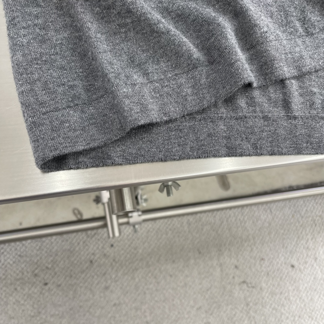 

-Dio      25ss新款 T 恤是二零二五冬季男装系列新品，饰以灵感源自 Dio 档案的嵌花