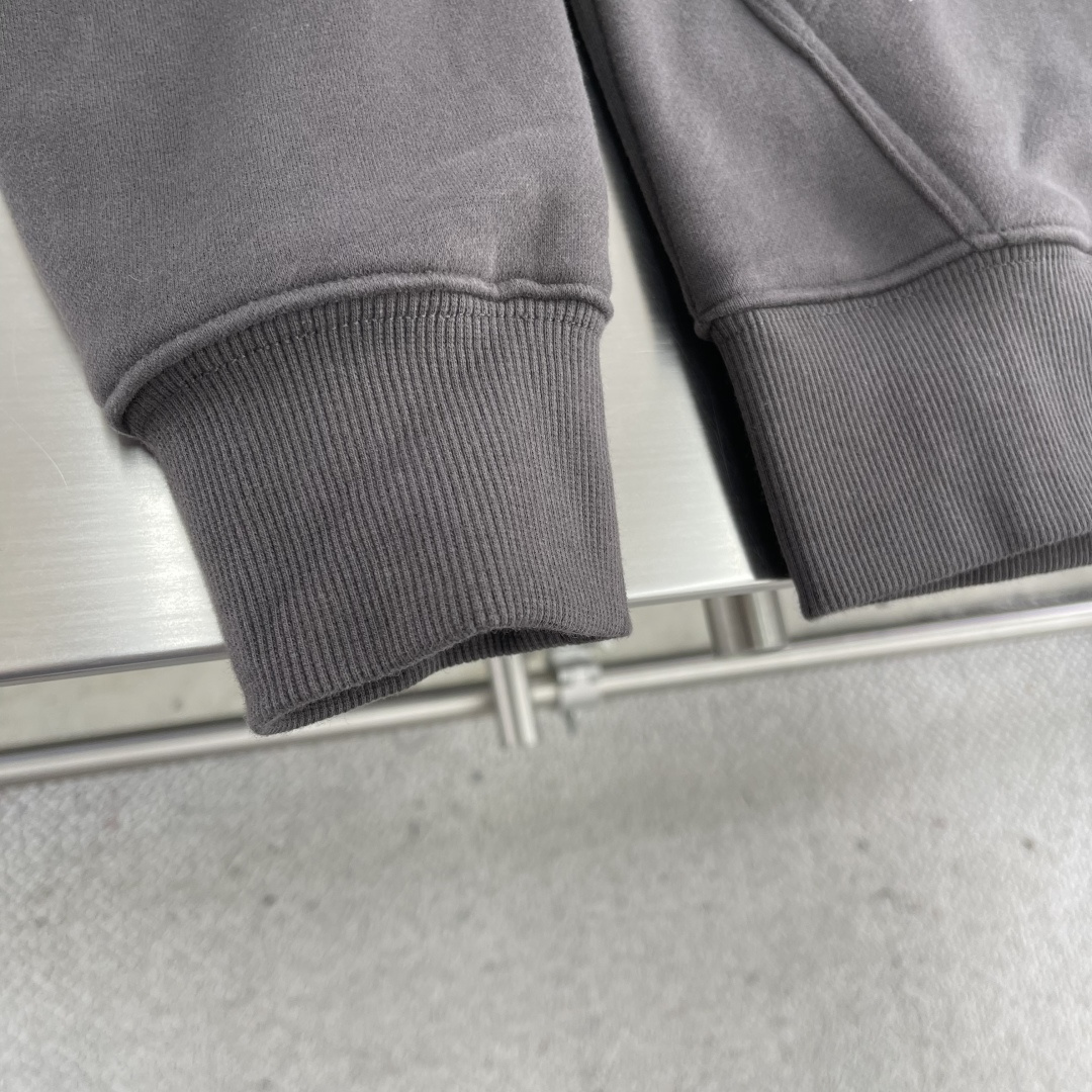 -SaintLaurent 刺绣连帽衫定制定染棉阳离子铂尔精纺绒 细腻柔软 舒适贴肤 以高级深灰色为主基