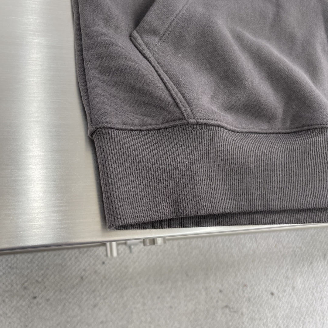 -SaintLaurent 刺绣连帽衫定制定染棉阳离子铂尔精纺绒 细腻柔软 舒适贴肤 以高级深灰色为主基