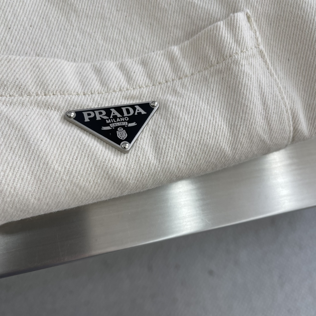 

-Prad   三角标拉链夹克
定制原生态原牛仔坯布 选用上乘底布  面料故意呈现大小不一 分布不均