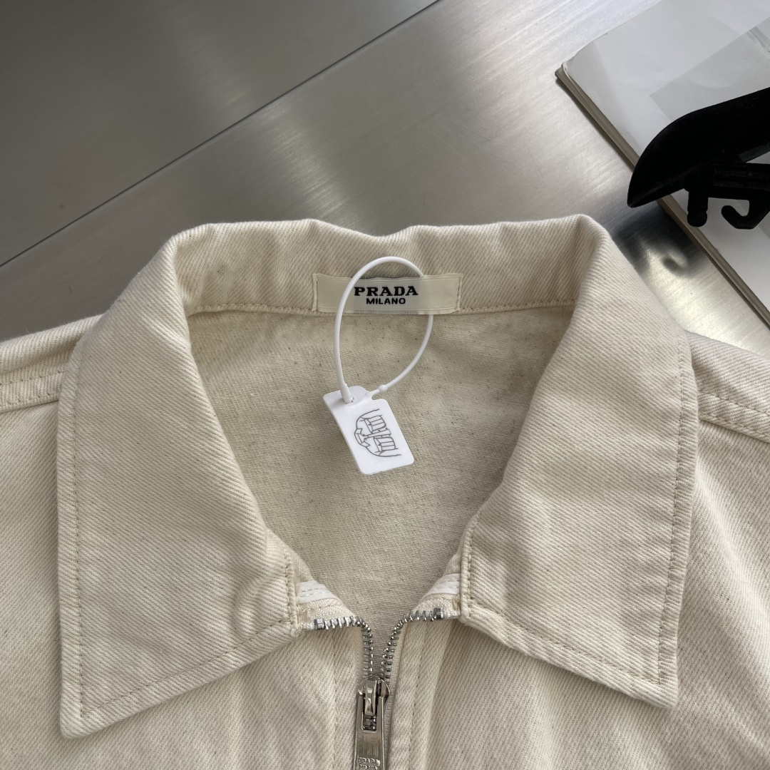 

-Prad   三角标拉链夹克
定制原生态原牛仔坯布 选用上乘底布  面料故意呈现大小不一 分布不均