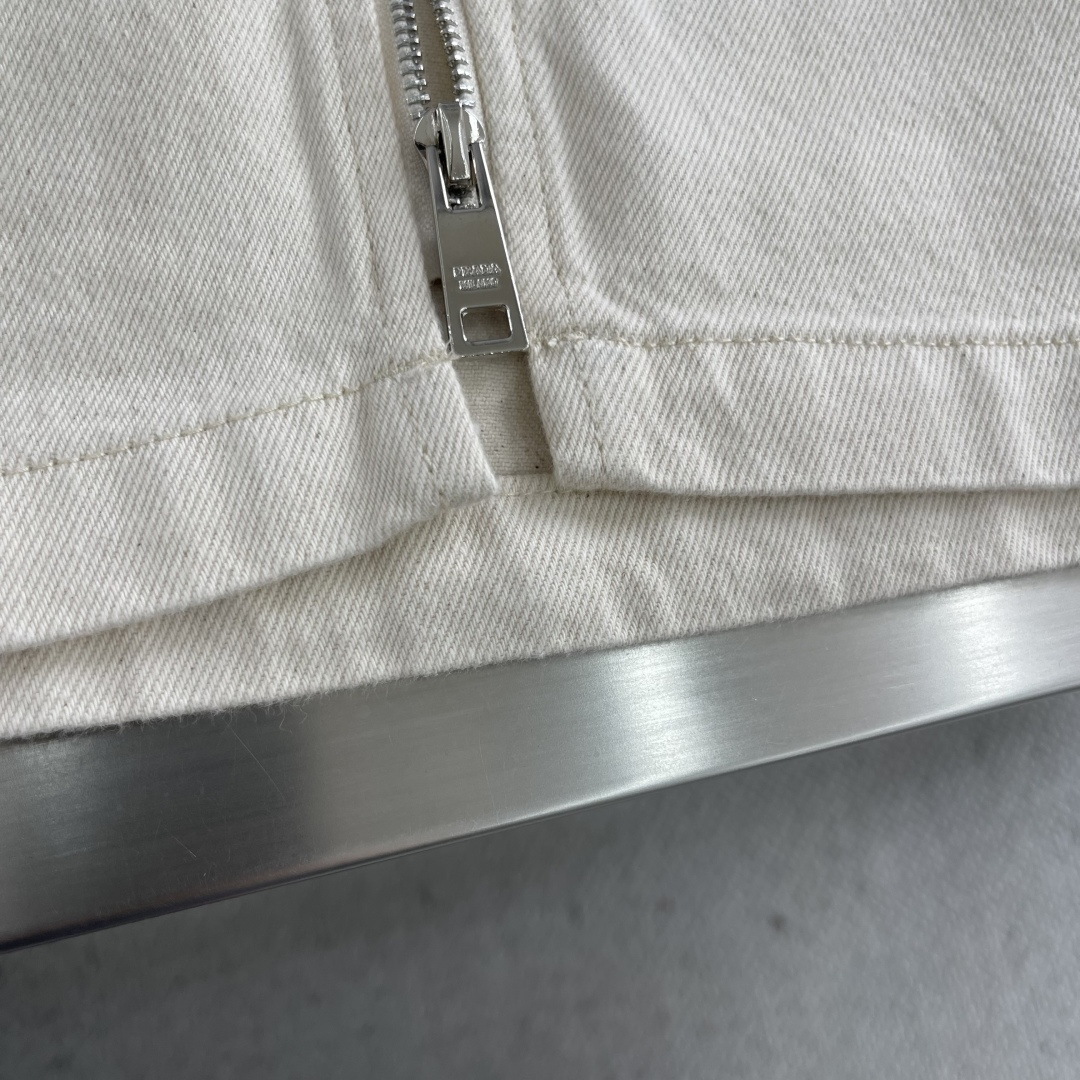 

-Prad   三角标拉链夹克
定制原生态原牛仔坯布 选用上乘底布  面料故意呈现大小不一 分布不均